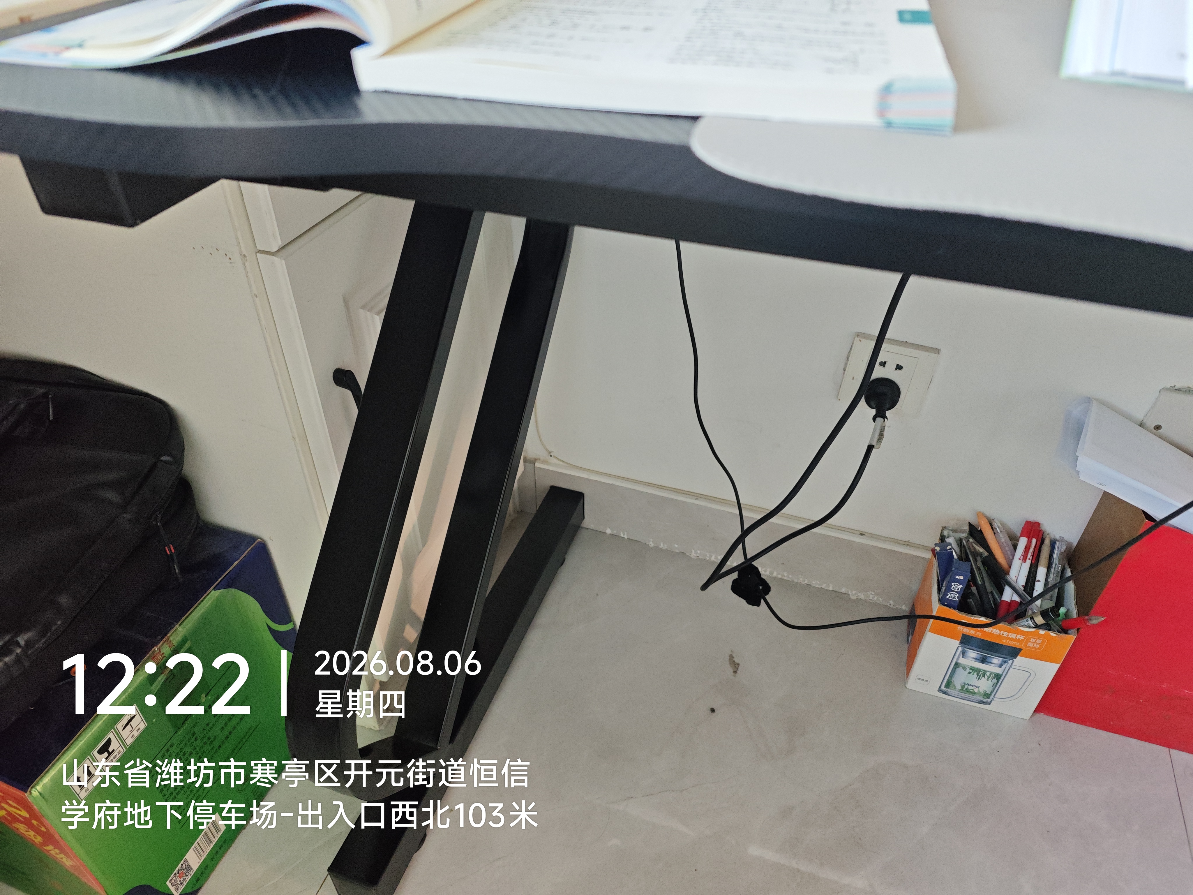 惠寻京东自有品牌人体工学电脑桌台式桌子书桌RGB灯游戏电竞桌椅套装 暗夜装甲单桌-黑色 120*60*75cm 实拍图