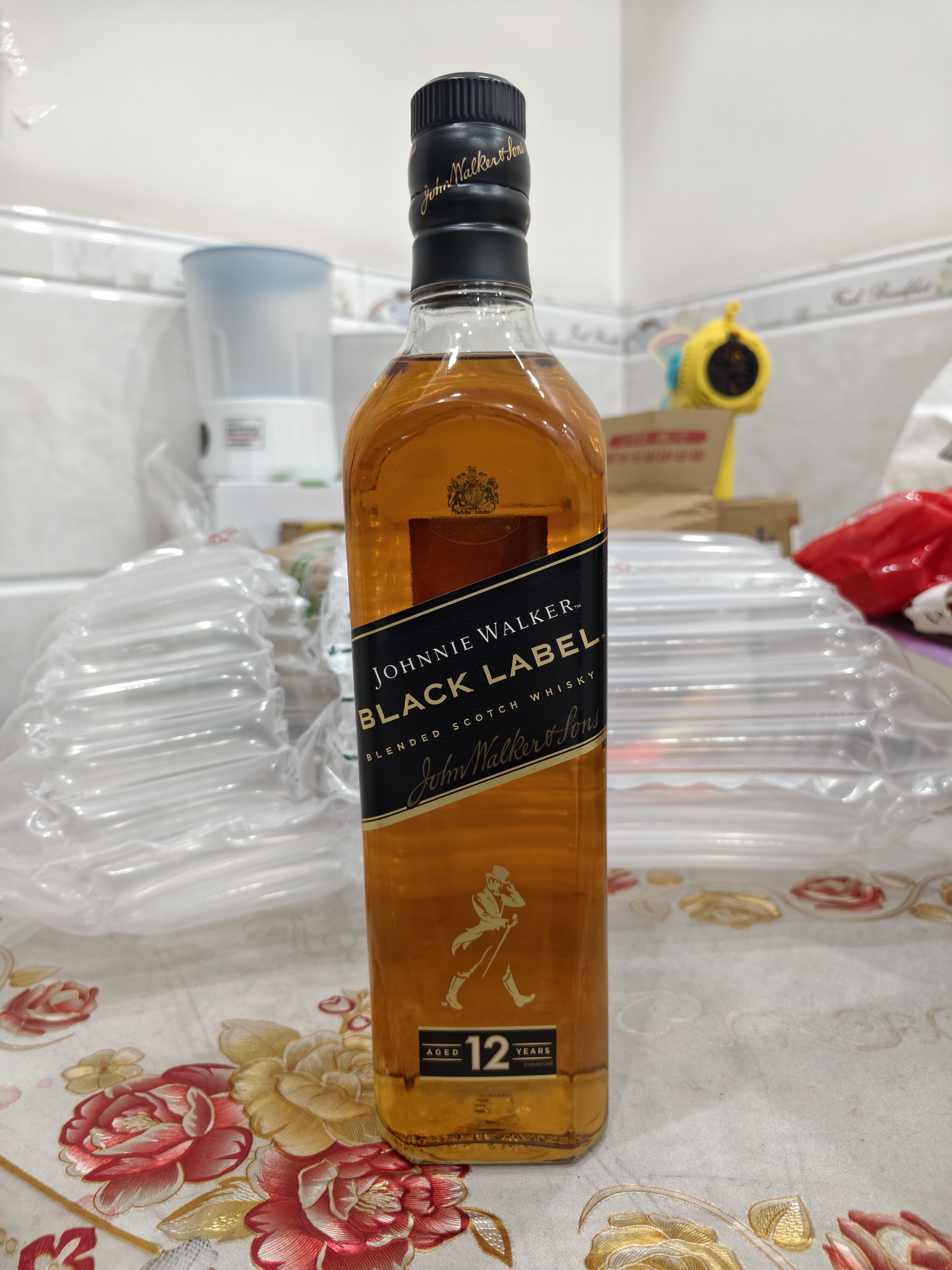 尊尼获加（JOHNNIE WALKER）【国际 裸瓶 有码】送礼黑方黑牌 12年 苏格兰 调和型威士忌 尊尼获加黑方 700mL （有珠有码无盒） 晒单实拍图