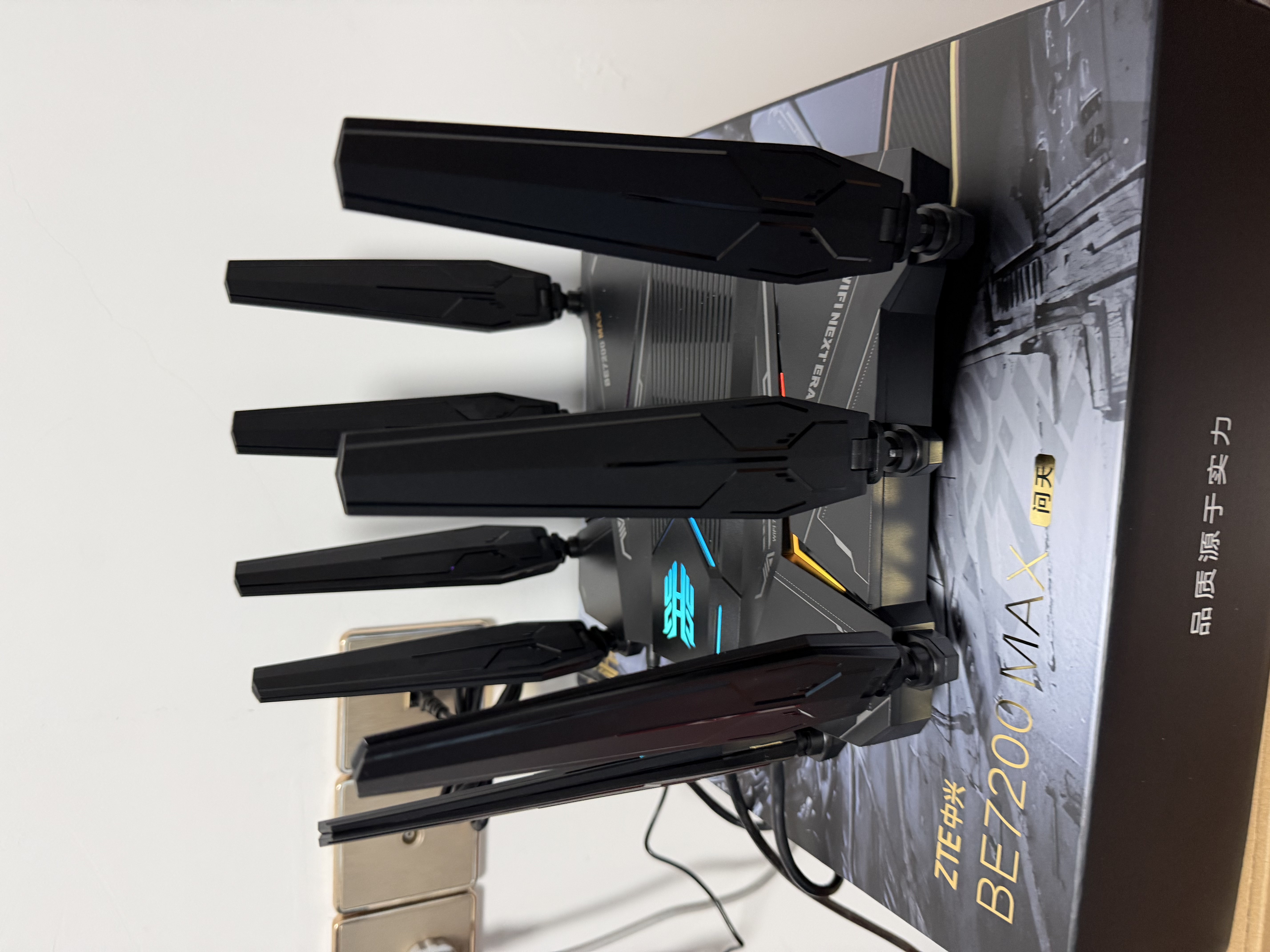 中兴（ZTE）【问天】BE7200MAX WiFi7 万兆SFP家用电竞无线路由器 全2.5G网口 RGB炫彩灯效USB3.0 性能旗舰 实拍图