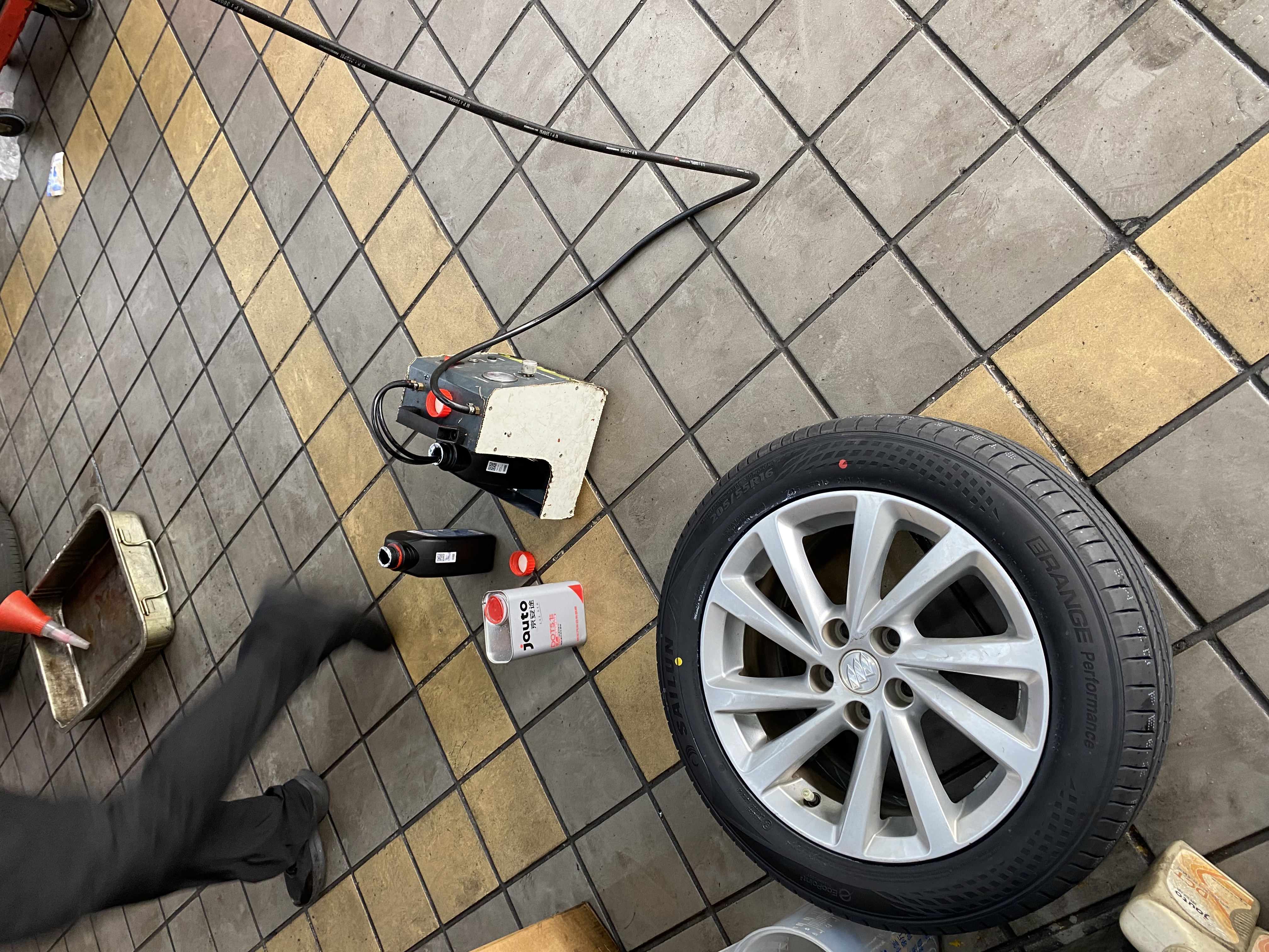 博世（BOSCH）DOT4plus升级版刹车油制动液离合器油塑料桶装通用型二升装(1L*2) 实拍图