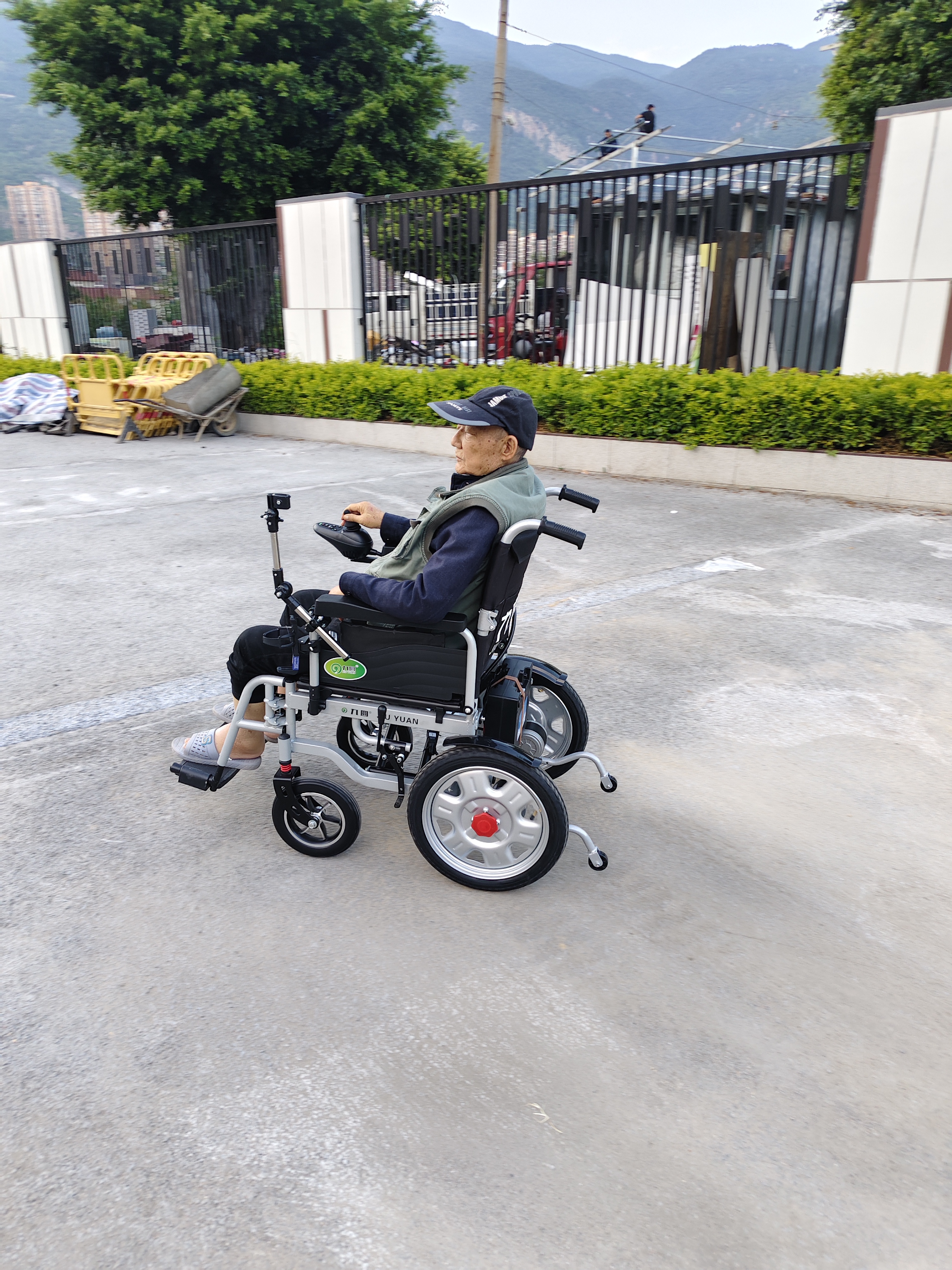 九圆 电动轮椅车老人专用智能全自动轻便可折叠旅行可带坐便可推轮椅 低靠背丨20A锂丨约35公里【舒适坐垫 整车避震】 实拍图