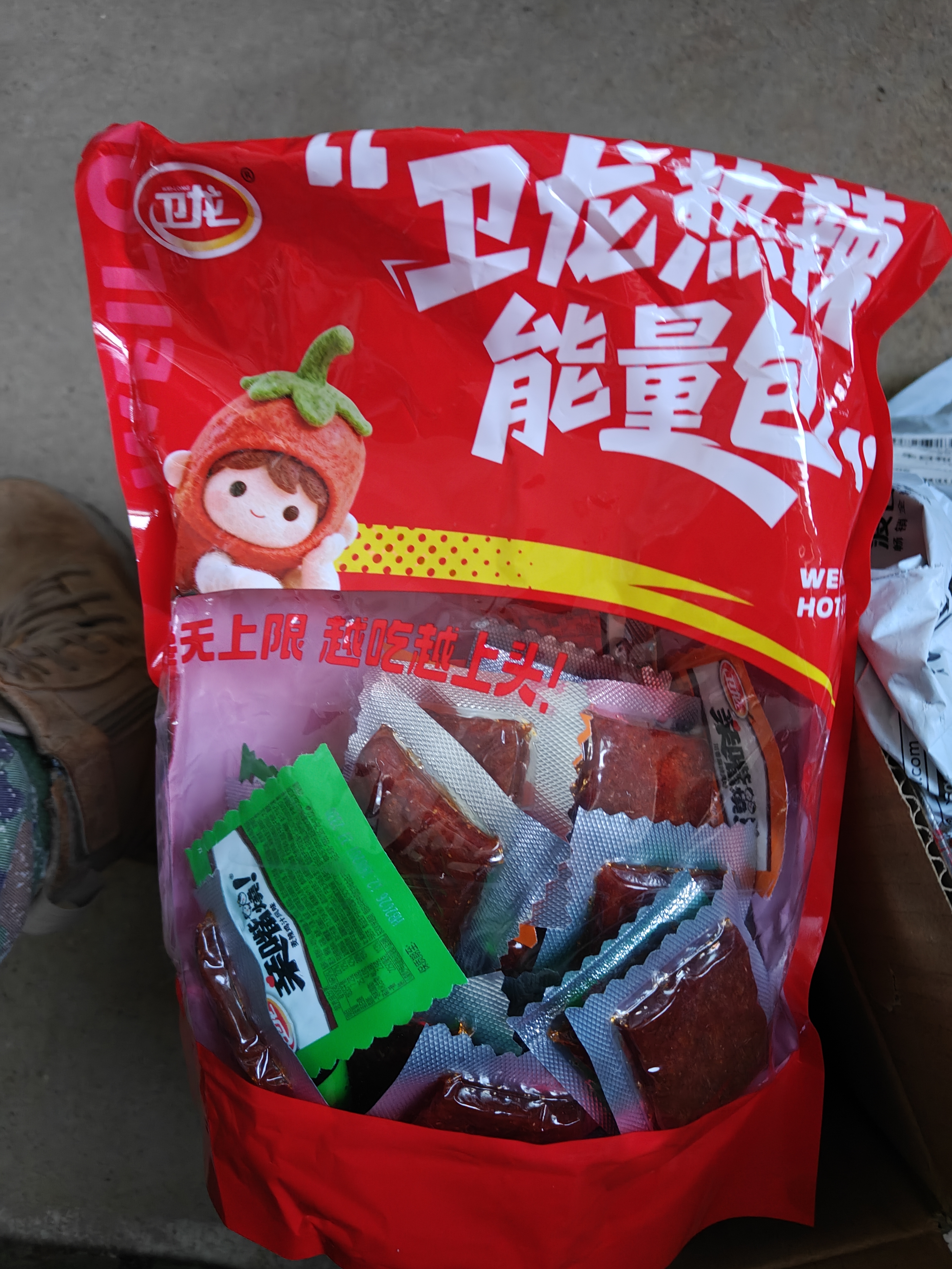 卫龙辣条亲嘴烧 混合味休闲解馋零食大刀肉便携装 520g (约45包) 实拍图