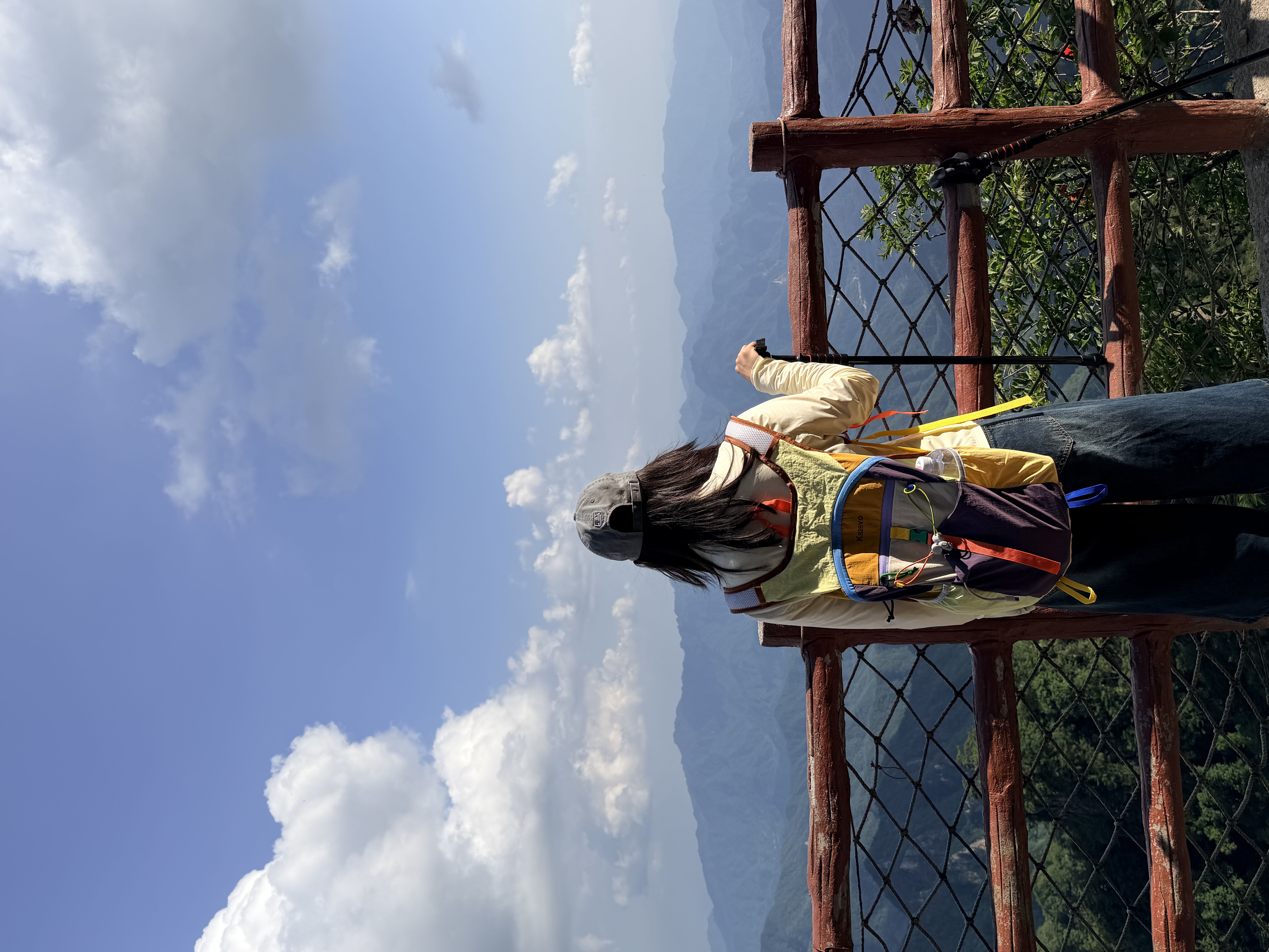 麓格立登山包旅行包大容量男女多巴胺户外健身徒步背包双肩包女旅游轻便 轻便登山书包【黄配紫】 【不带挂件】 实拍图