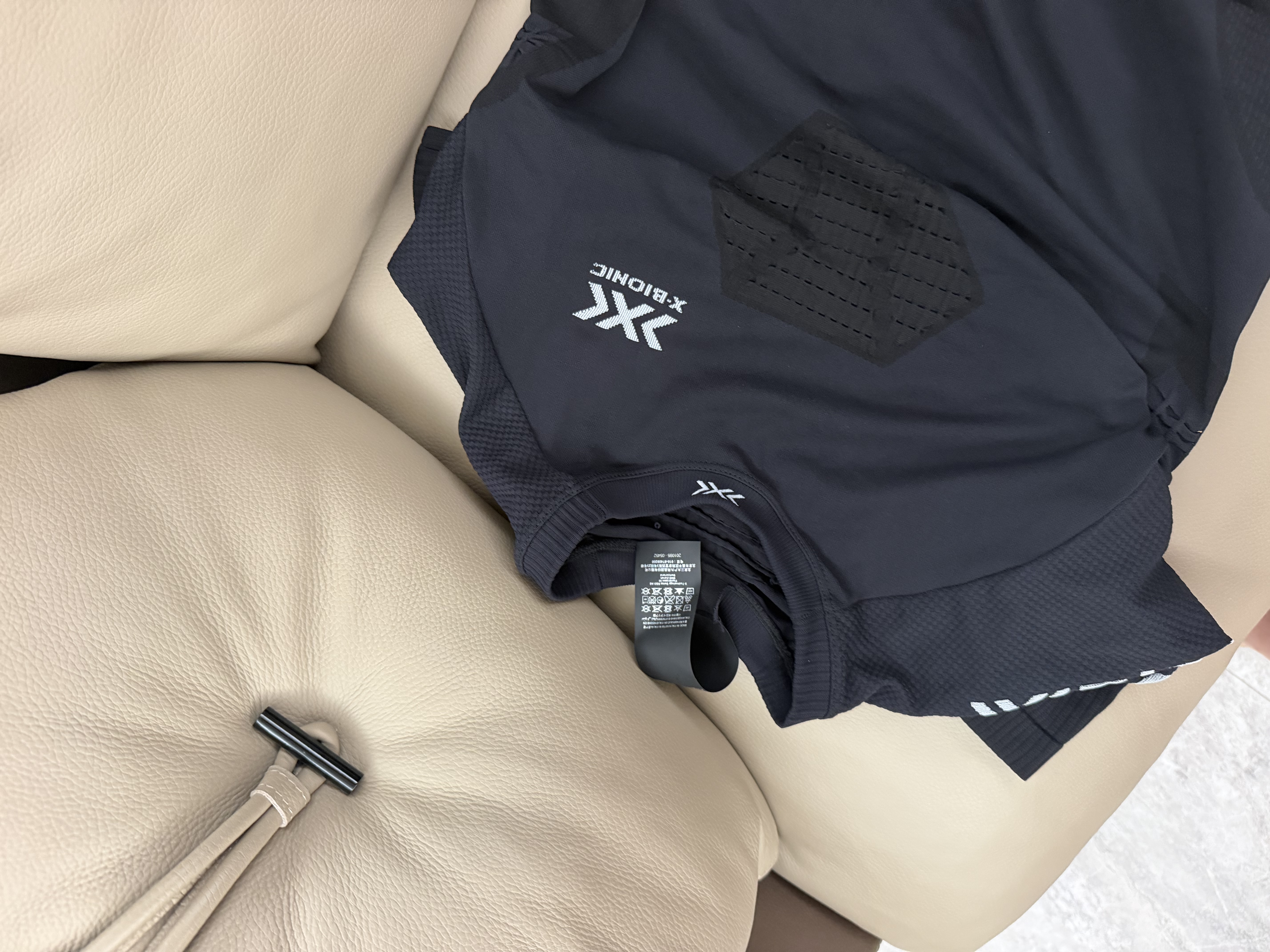 XBIONIC优能速跑4.0短袖T恤男士速干衣功能内衣压缩衣跑步吸湿排汗抑菌 猫眼黑/极地白 L 实拍图