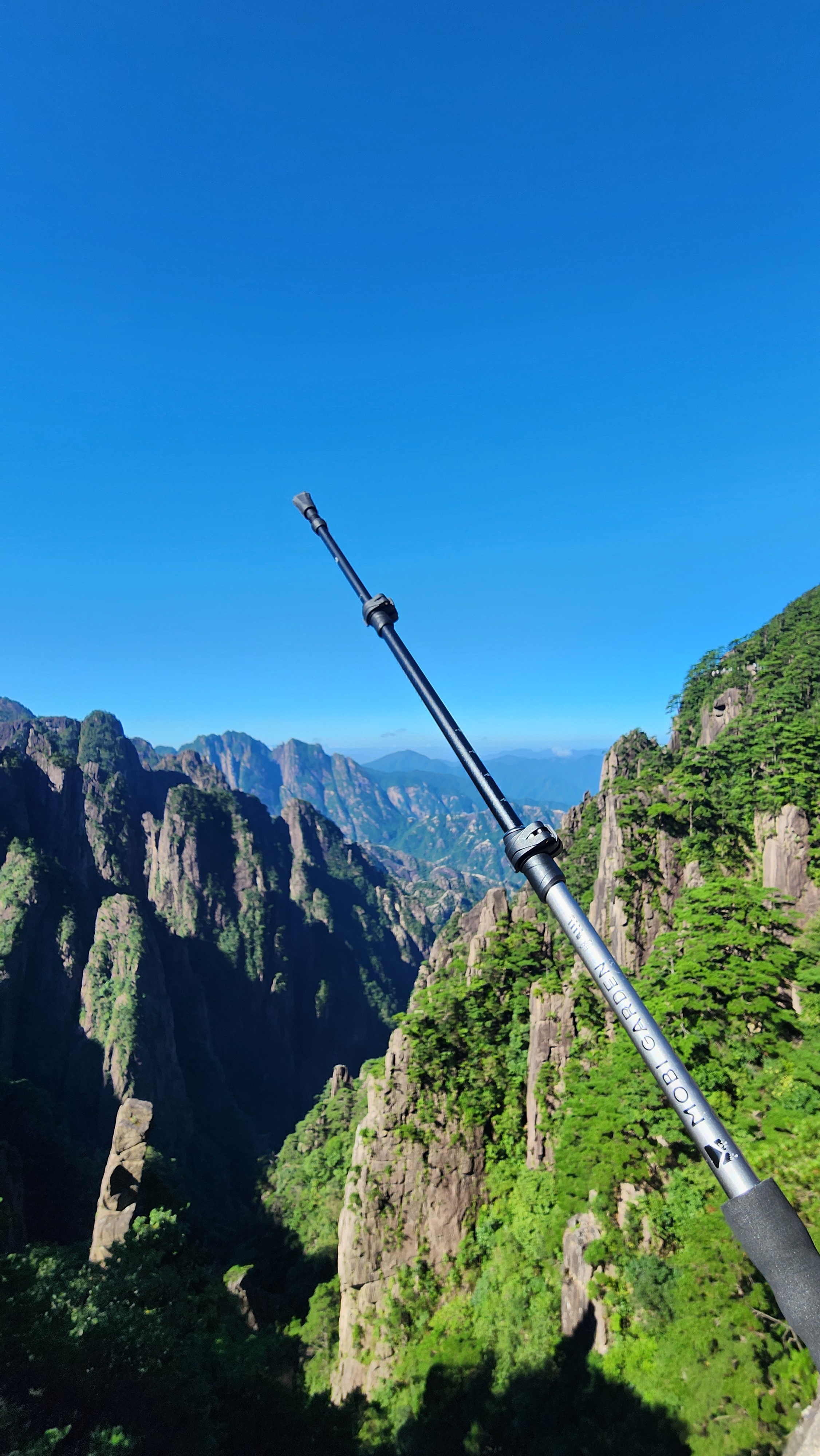 牧高笛（MOBIGARDEN）征途避震款登山杖 户外徒步登山铝合金伸缩登山杖轻便手杖 钛色/120CM（两根） 实拍图
