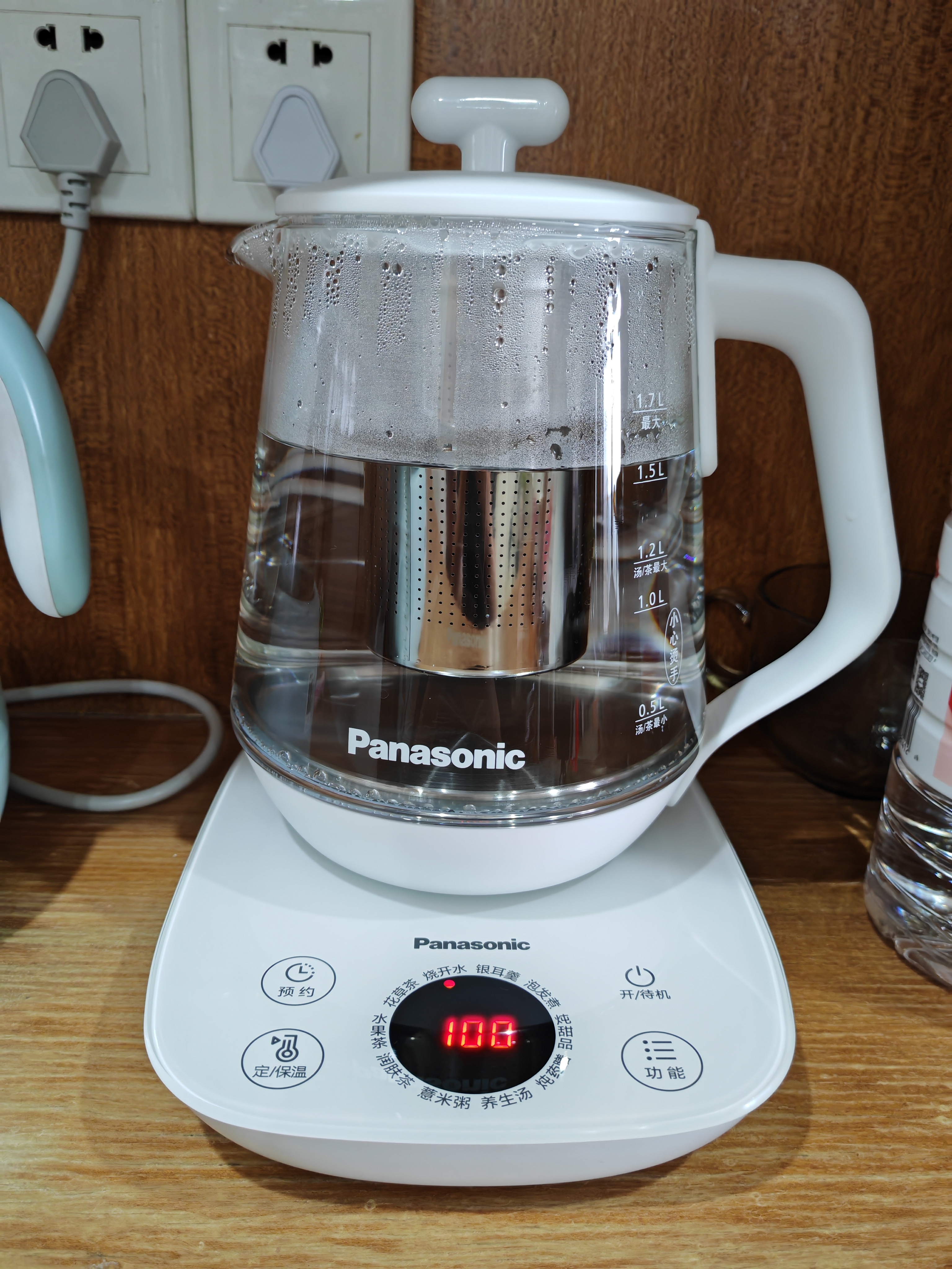松下（Panasonic）养生壶智能电热水壶家用烧水壶恒温花茶煮茶器1.7升大容量办公室自动断电保温预约白色NC-POH15-W 实拍图