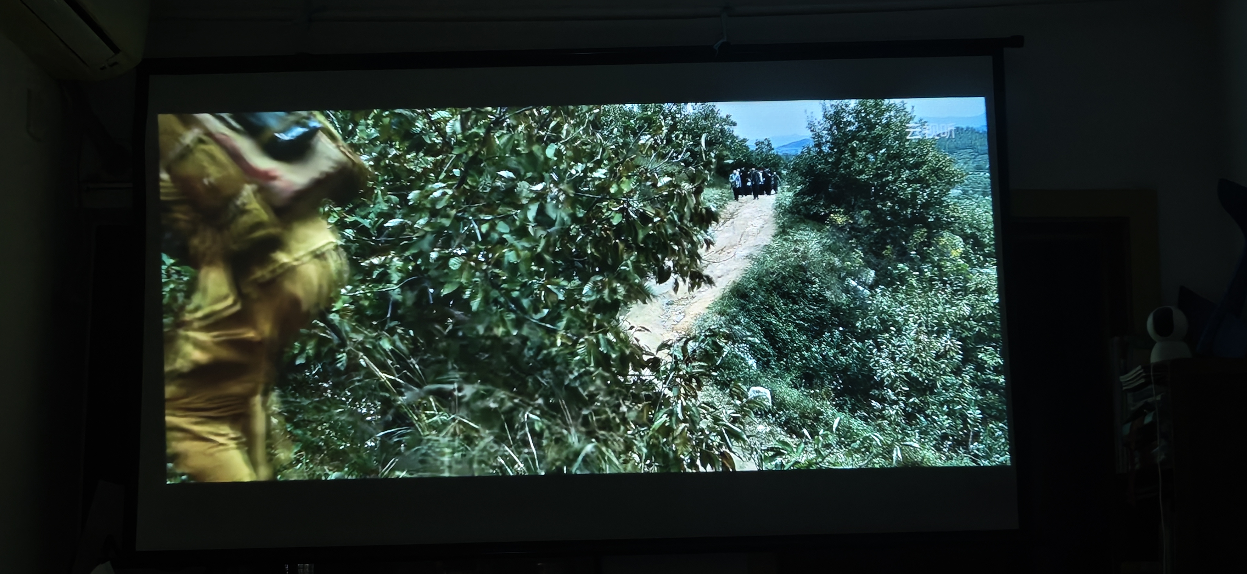 快朵小屋 84英寸16:9白玻纤挂壁幕布 简易安装高清投影仪幕布【免打孔】办公投影机幕布极米坚果小米爱普生 实拍图
