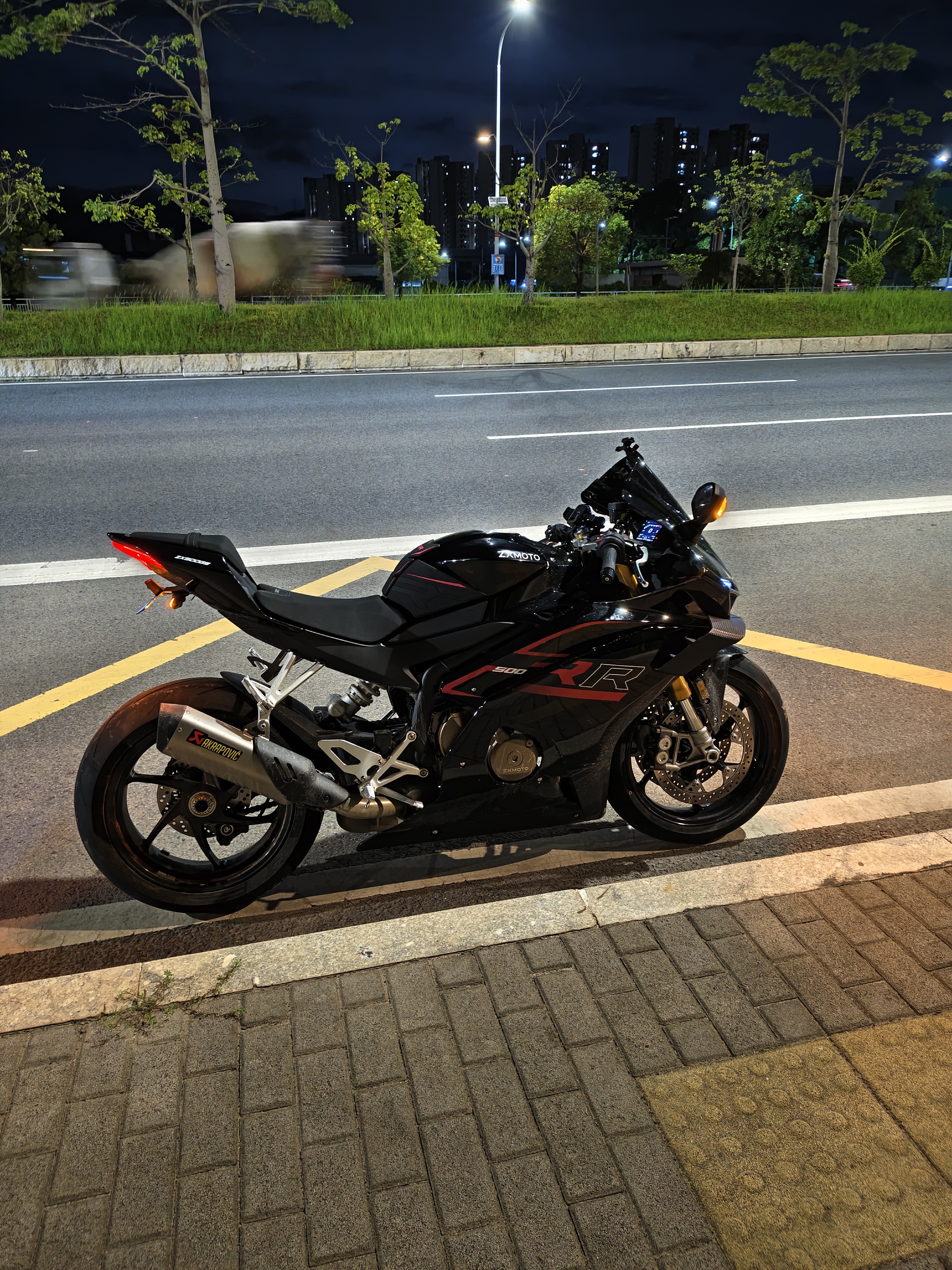 张雪机车ZXMOTO 2026款500RR单摇臂四缸燃油仿赛摩托车跑车机车 26款500RR单摇臂（闪光黑） 实拍图