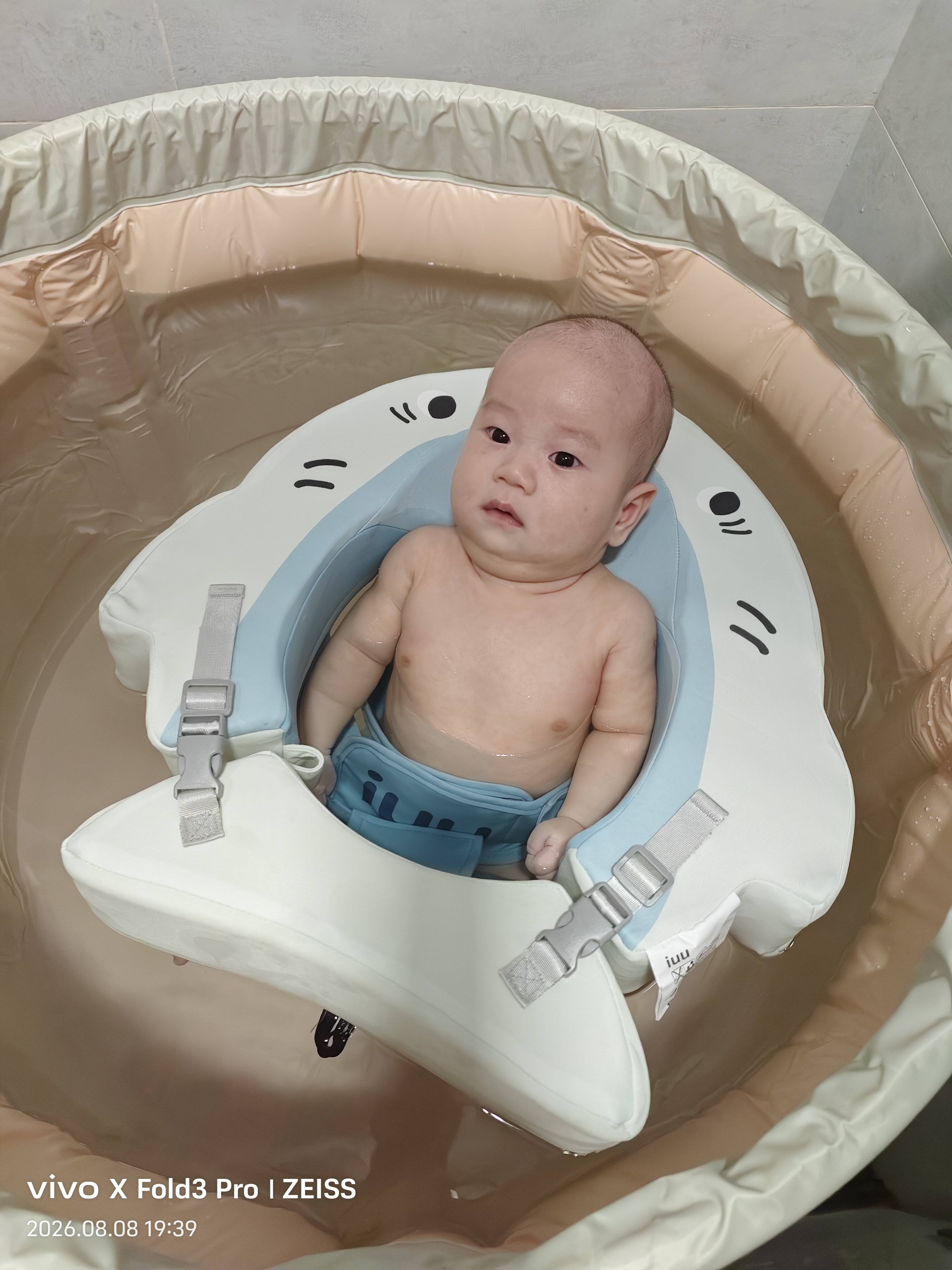 iuu婴儿游泳桶免安装 儿童洗澡桶 可折叠泡澡桶 家用新生儿游泳浴桶 【巨无霸-直径80cm】游泳桶+腋下蛋蛋圈+大礼包 材质：母婴级面料，七层加厚保温 实拍图