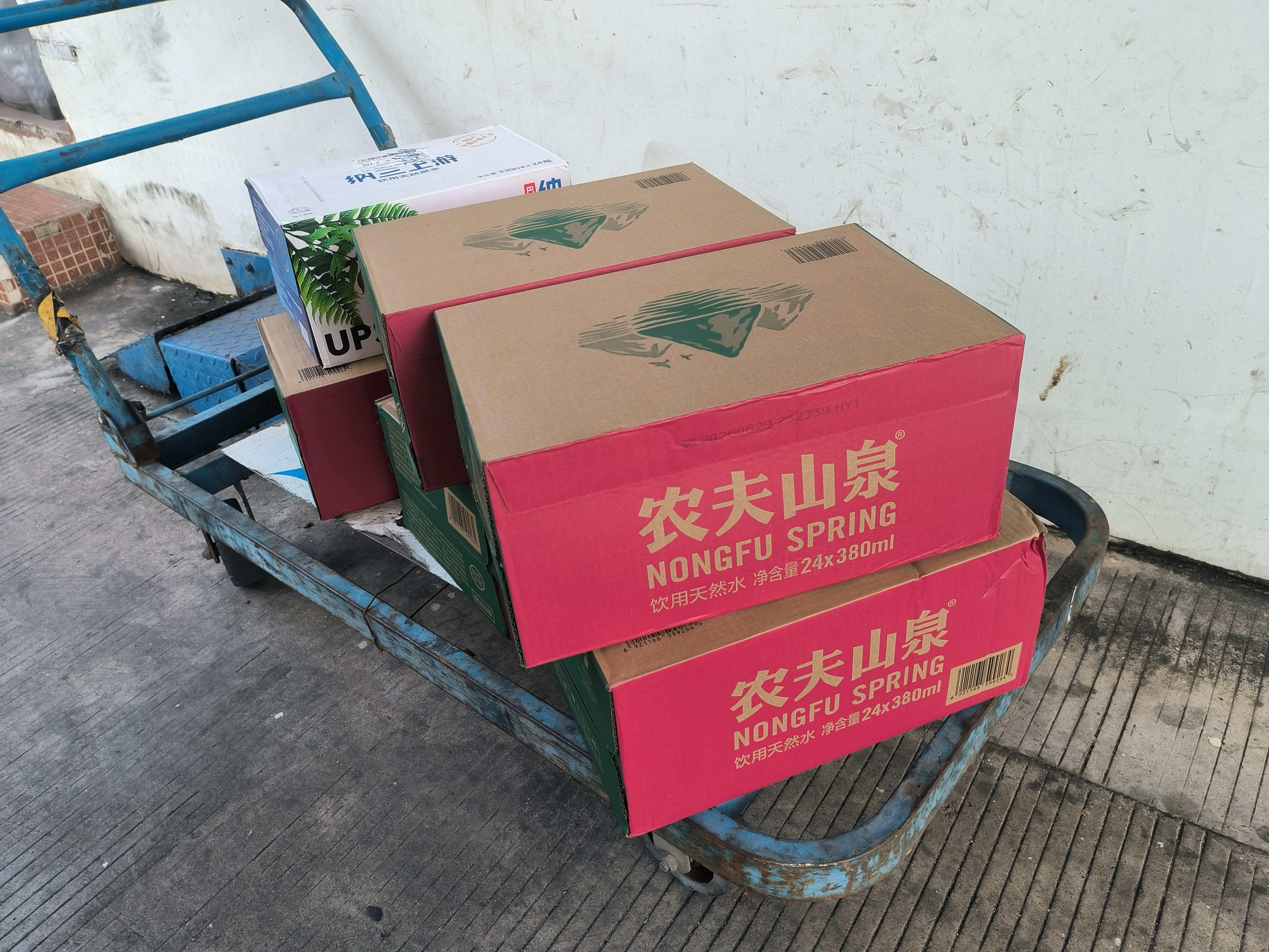 农夫山泉 饮用水饮用天然水380ml*24瓶 办公商务会议 塑膜纸箱随机发货 实拍图