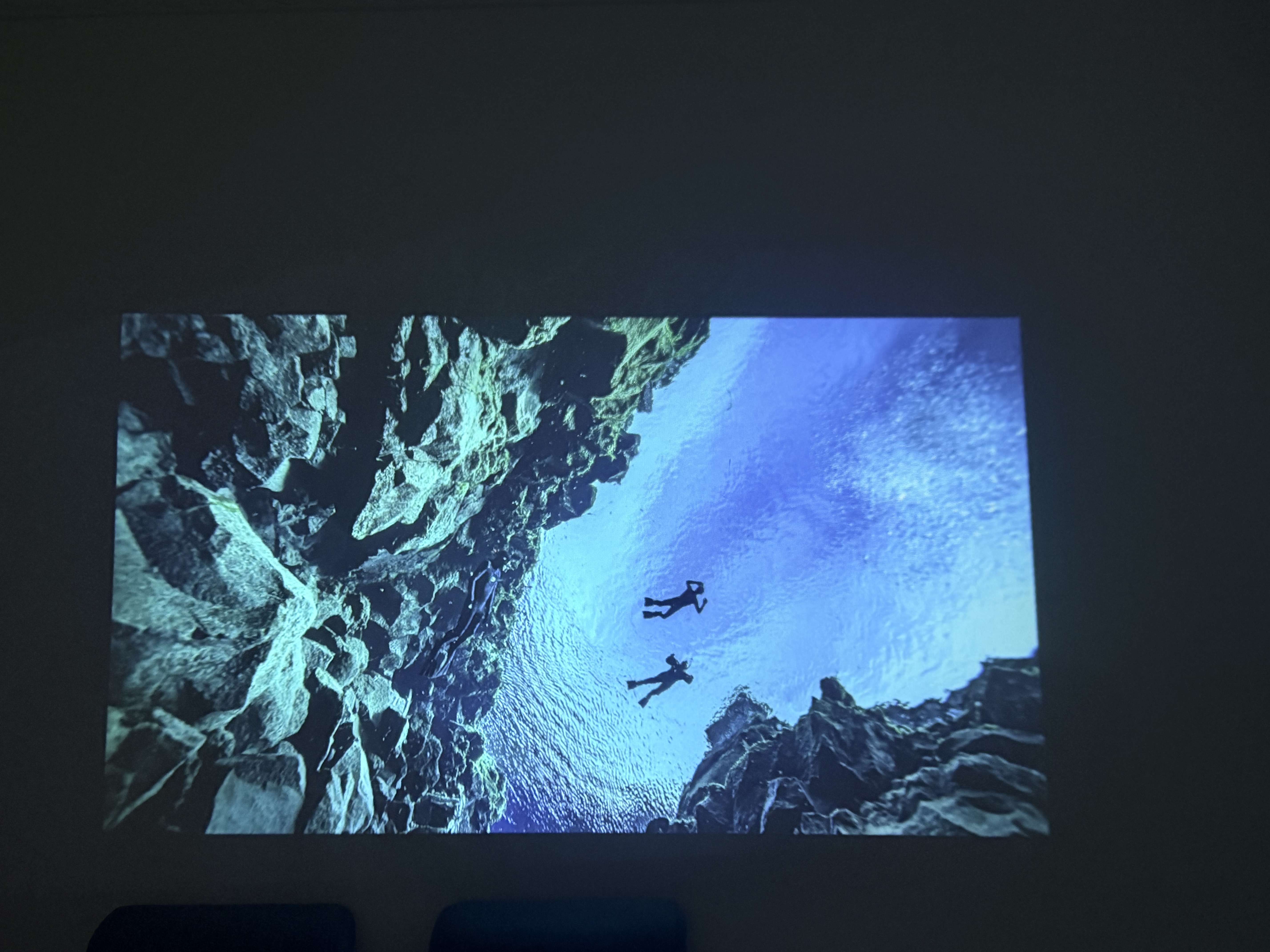 小湃投影仪家用家庭影院4K超高清白天手机电脑便携3d投影办公卧室客厅小型一体机电视 云台A8-4K解码高流明-HDMI连接 实拍图