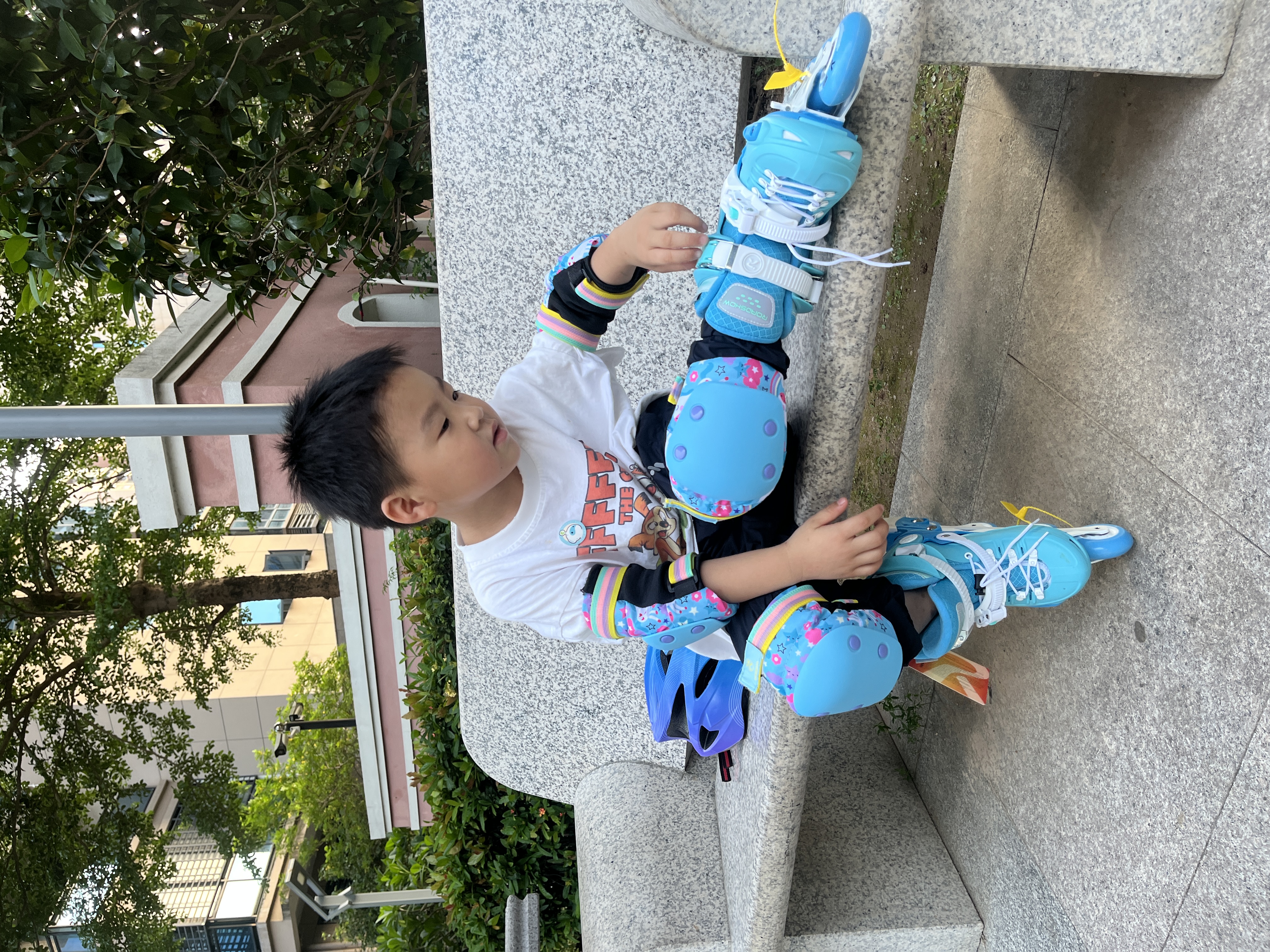 乐秀（ROADSHOW）轮滑鞋儿童专业可调滑冰鞋男女童初学者轮滑鞋3-6-12岁RX1S溜冰鞋 【锁轮款】蓝色R8套装送礼包 M 中码(32-35适合4-7岁) 实拍图