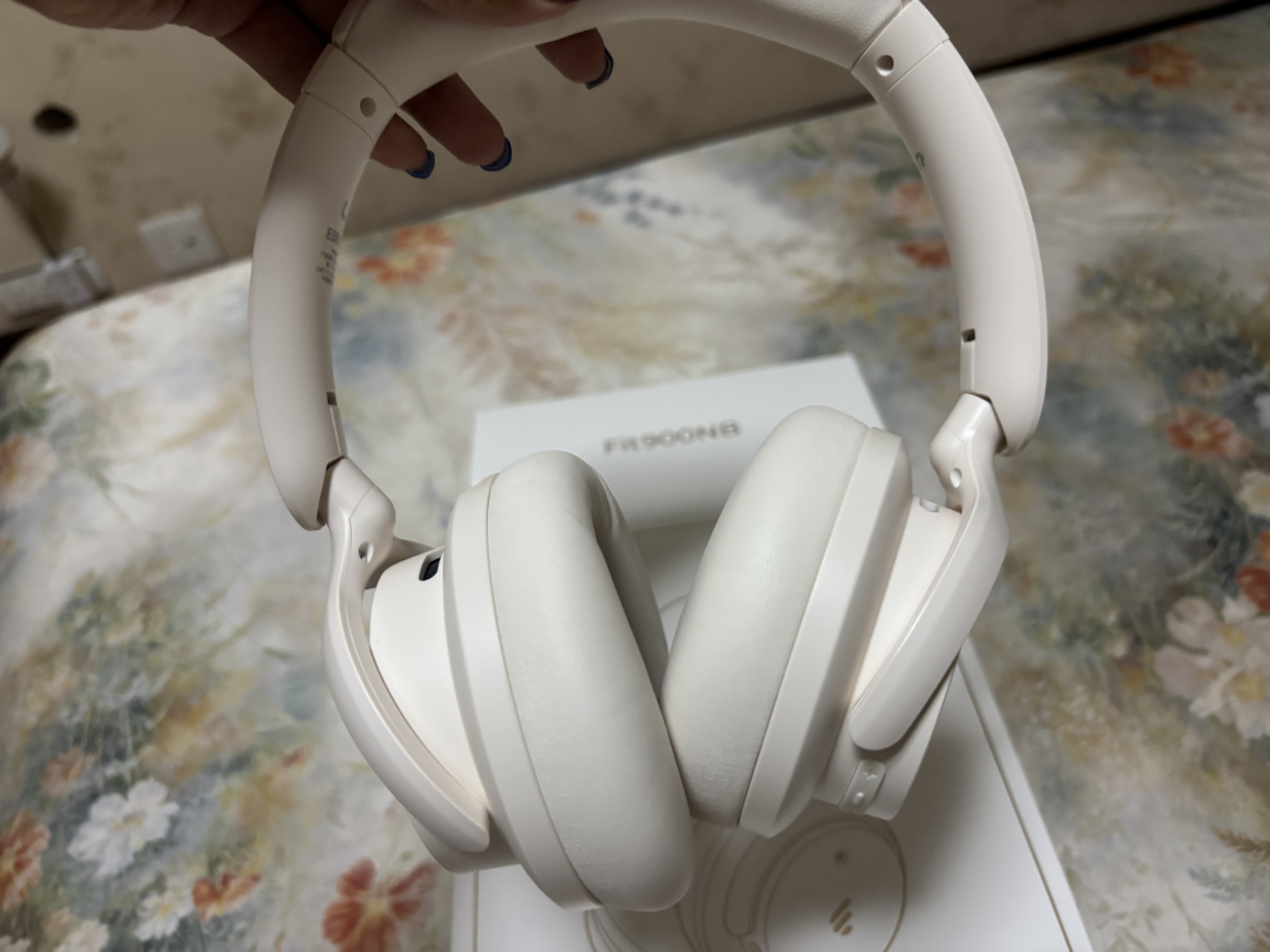 漫步者（EDIFIER）Fit900NB头戴式耳机蓝牙无线主动降噪6.0超长续航手机电脑游戏音乐耳麦通话送男女友学生礼物 云岩白 实拍图