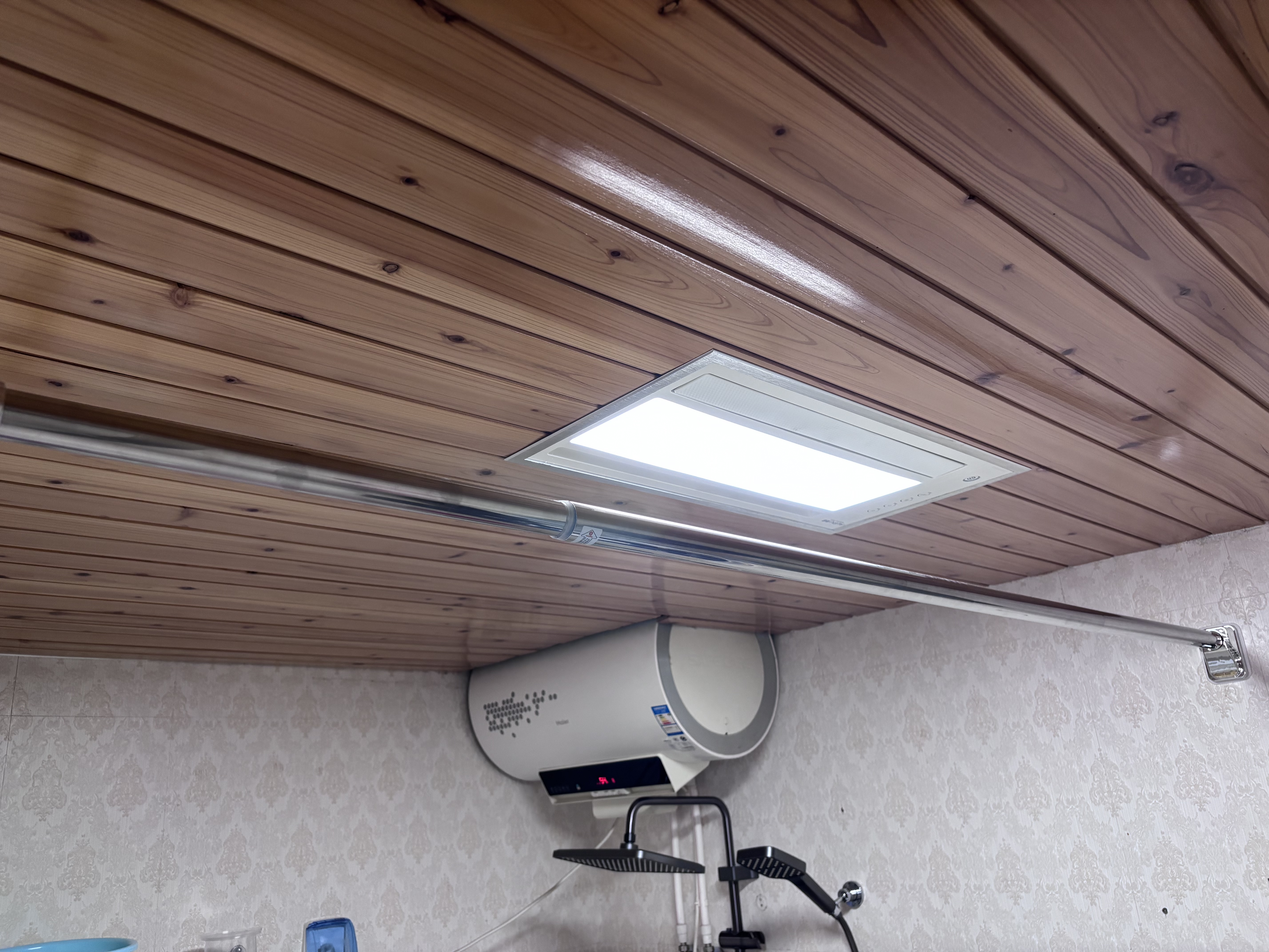 MYMOODHOUSE免打孔伸缩晾衣杆不锈钢阳台晾衣架卫生间挂衣横杆撑杆1.7-2.4米 实拍图