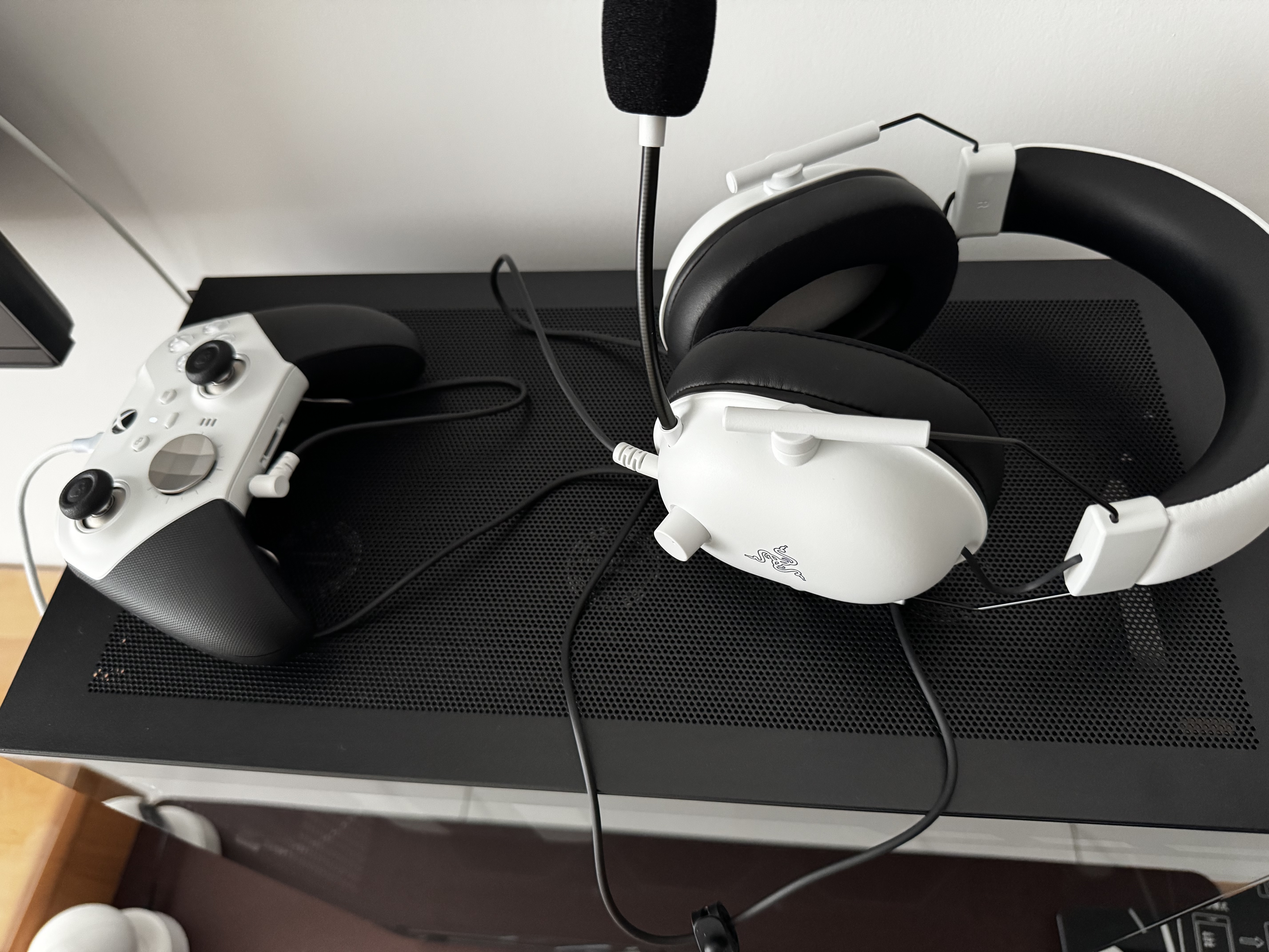 雷蛇（Razer）旋风黑鲨V2 X 有线头戴式电竞游戏耳机耳麦 被动降噪 吃鸡神器 白色 适配三角洲行动 实拍图