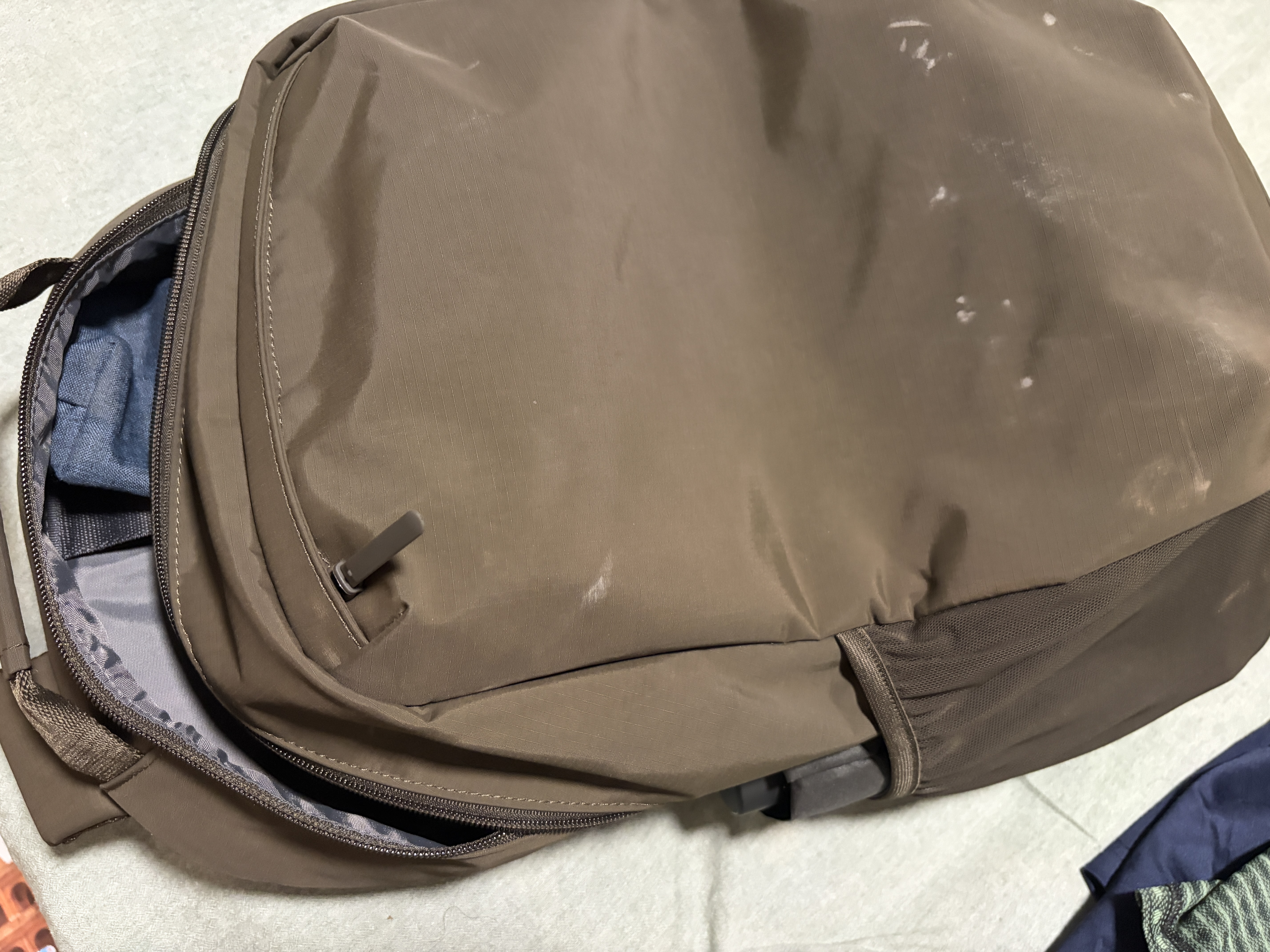 优衣库尼龙休闲双肩包男装女装双肩包488858 56 橄榄色 均码（28 × 48 × 14.5 cm） 实拍图