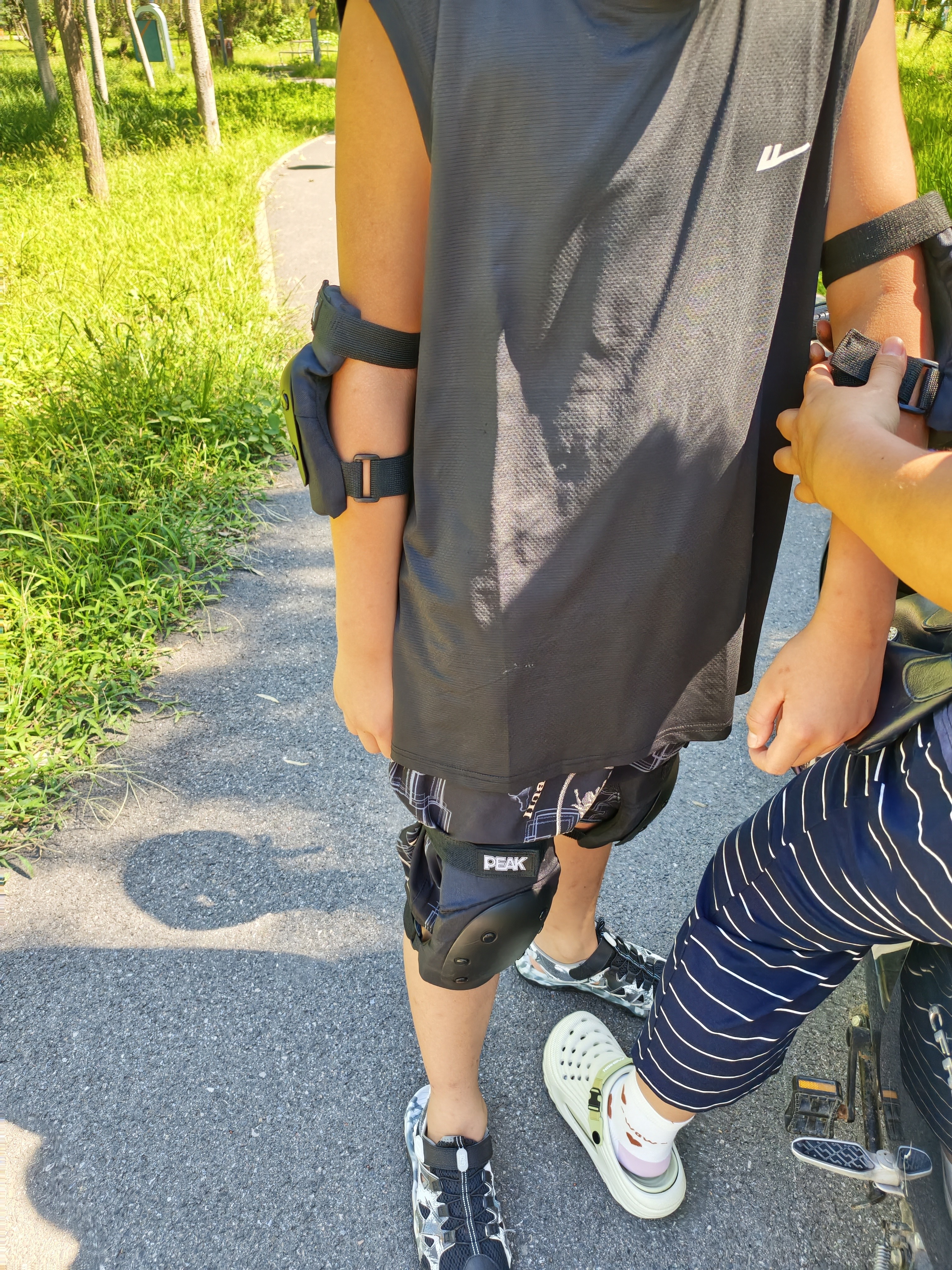 匹克成人骑行头盔护具青少年男女轮滑护具一体成型大小可调单全套黑色 实拍图