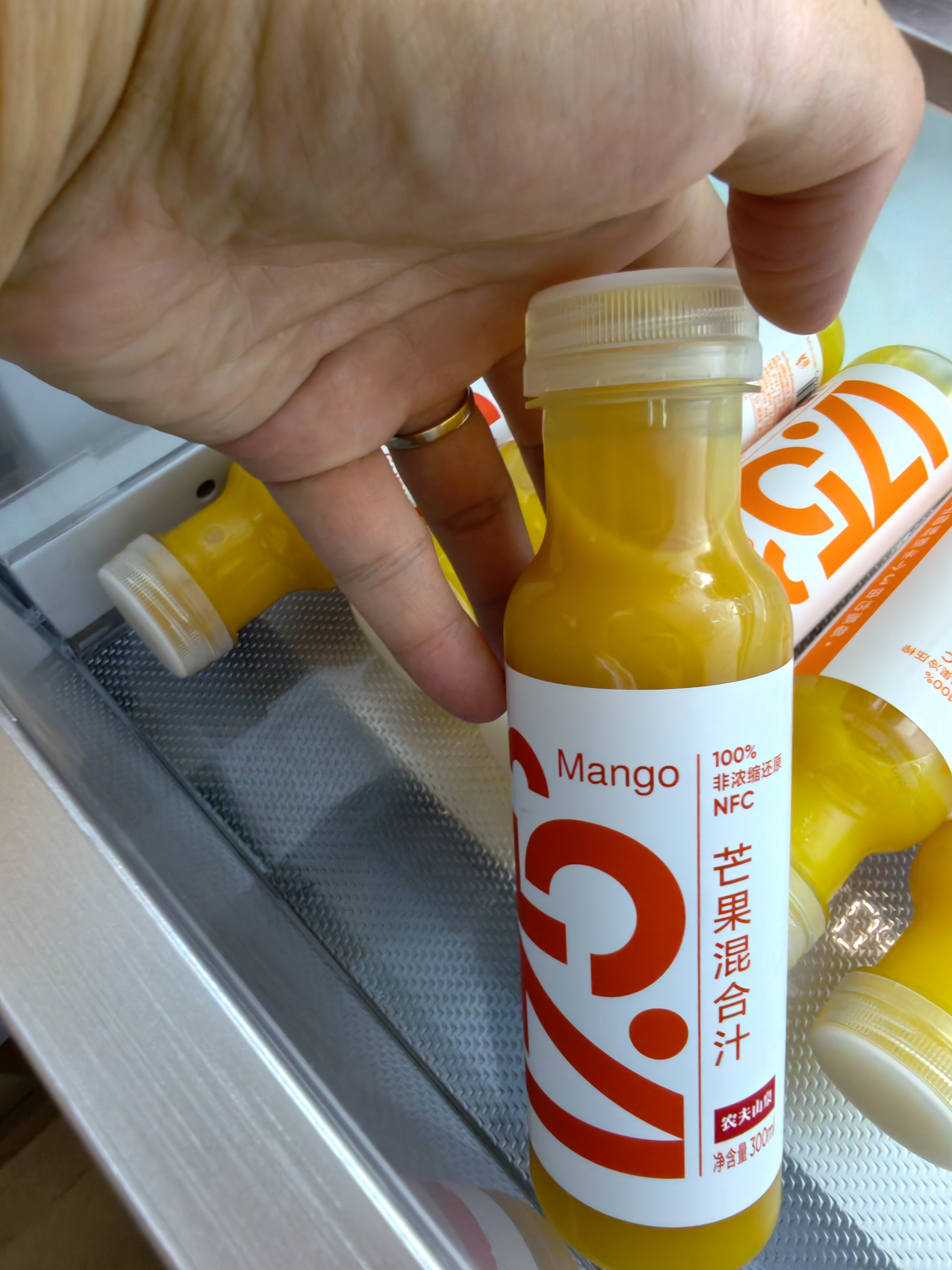农夫山泉【需冷藏】17.5°NFC芒果混合汁纯果汁100%鲜果冷压榨300ml*5瓶 实拍图