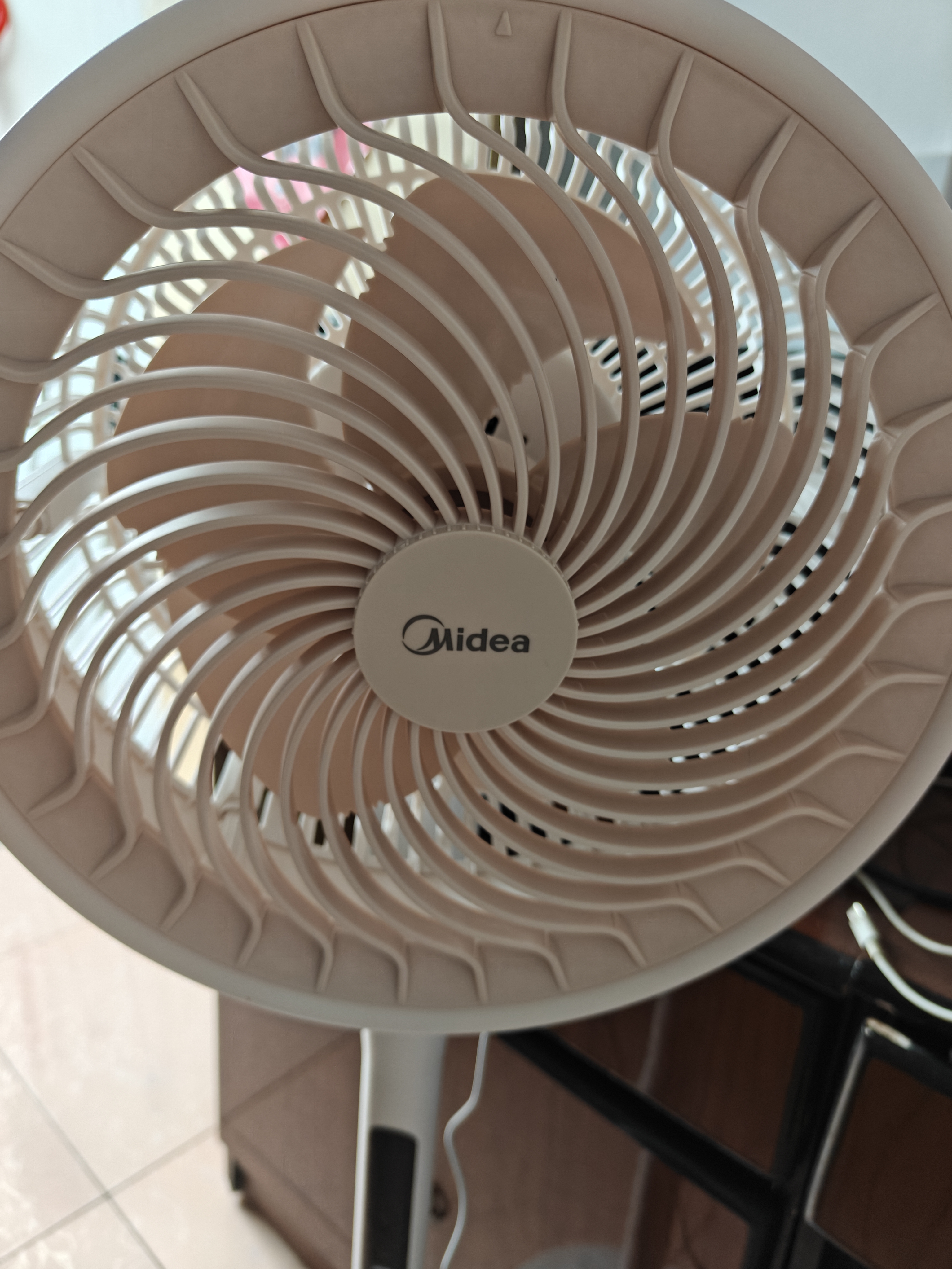 美的（Midea）【变频轻音】空气循环扇家用语音遥控电风扇 一级能效静音落地扇 卧室桌面大风力小风扇 GDJ24SHG 实拍图