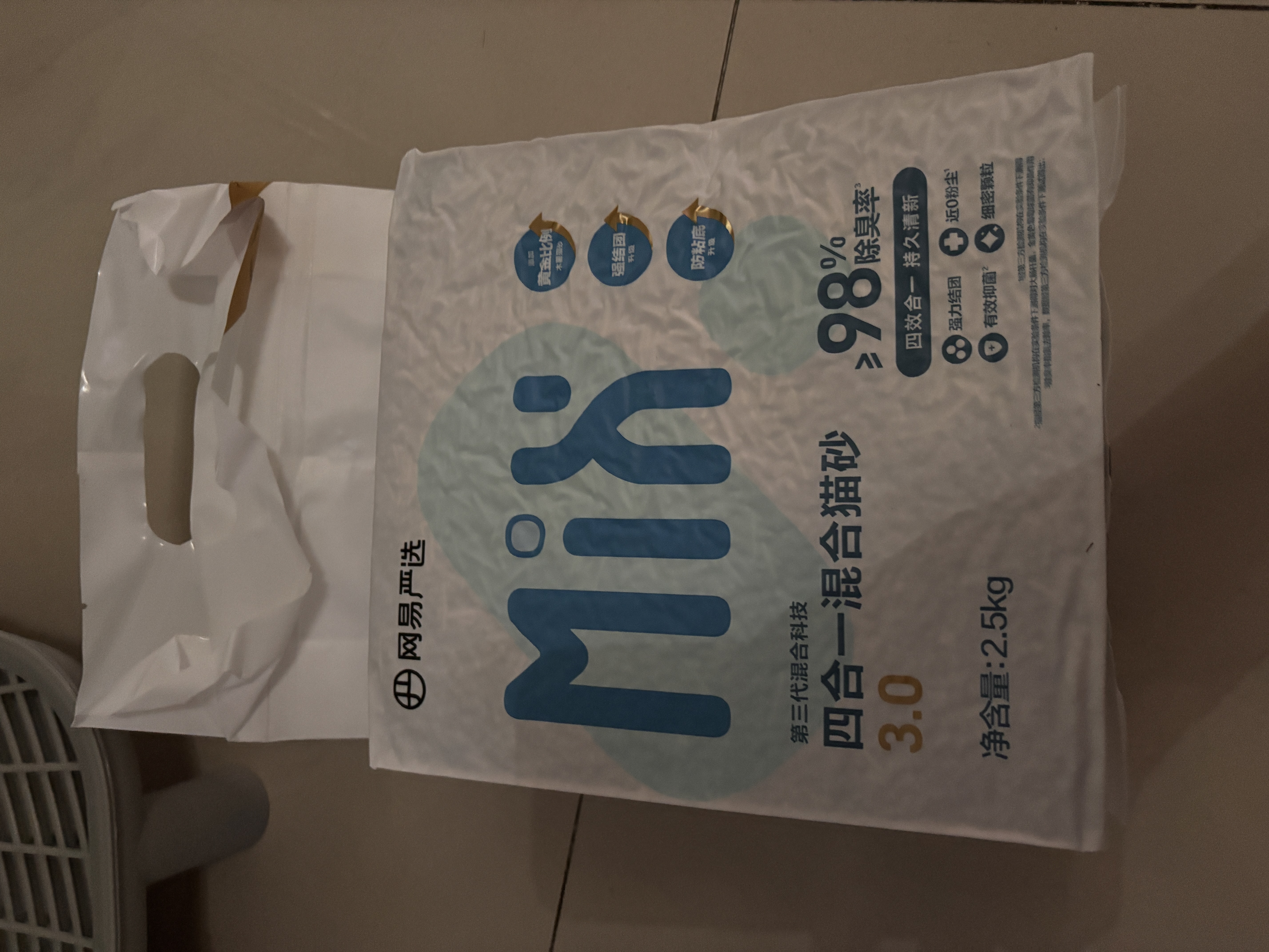 网易严选四合一豆腐膨润土植物混合猫砂结团不沾底除臭木薯猫砂 2.5kg*4包 实拍图