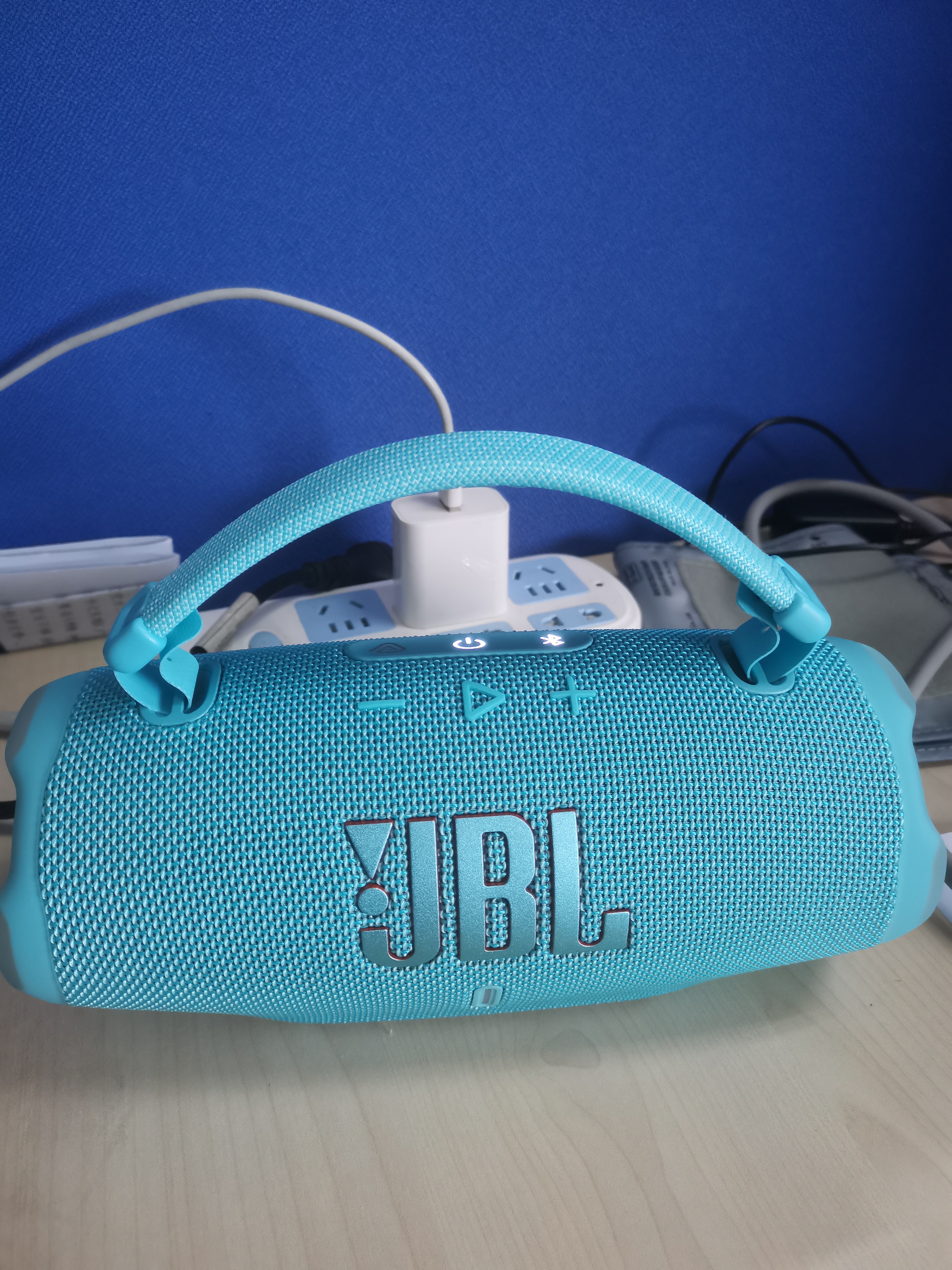 JBL CHARGE6 音乐冲击波六代 便携蓝牙音箱 户外防尘防水音响 AI音效增强 生日礼物 晴空蓝 实拍图
