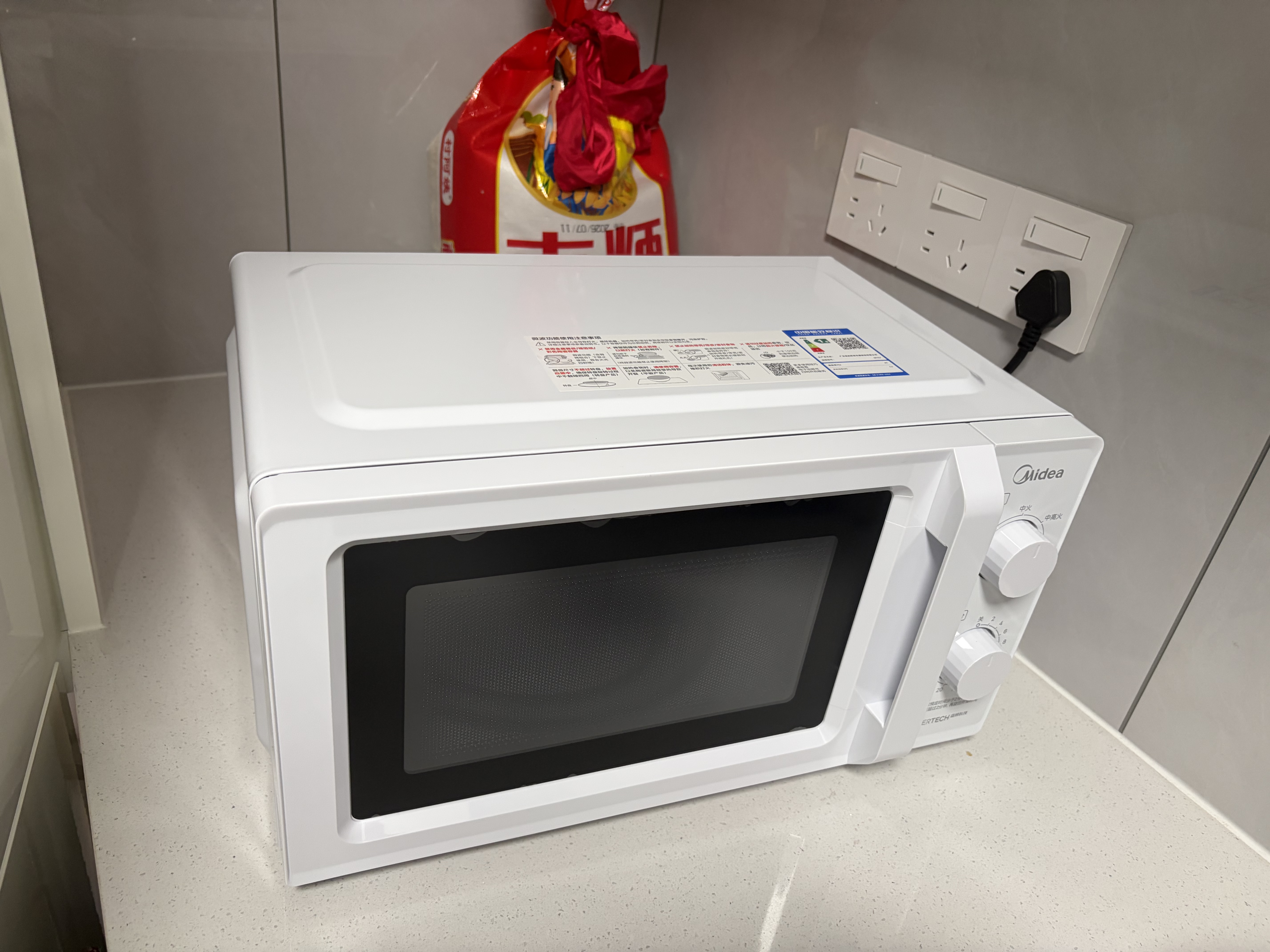 美的微波炉一级能效 家用小型 变频降噪 360℃转盘加热 智能解冻 经典双旋钮操控（213B升级款）M13J 奶油风 白色 实拍图