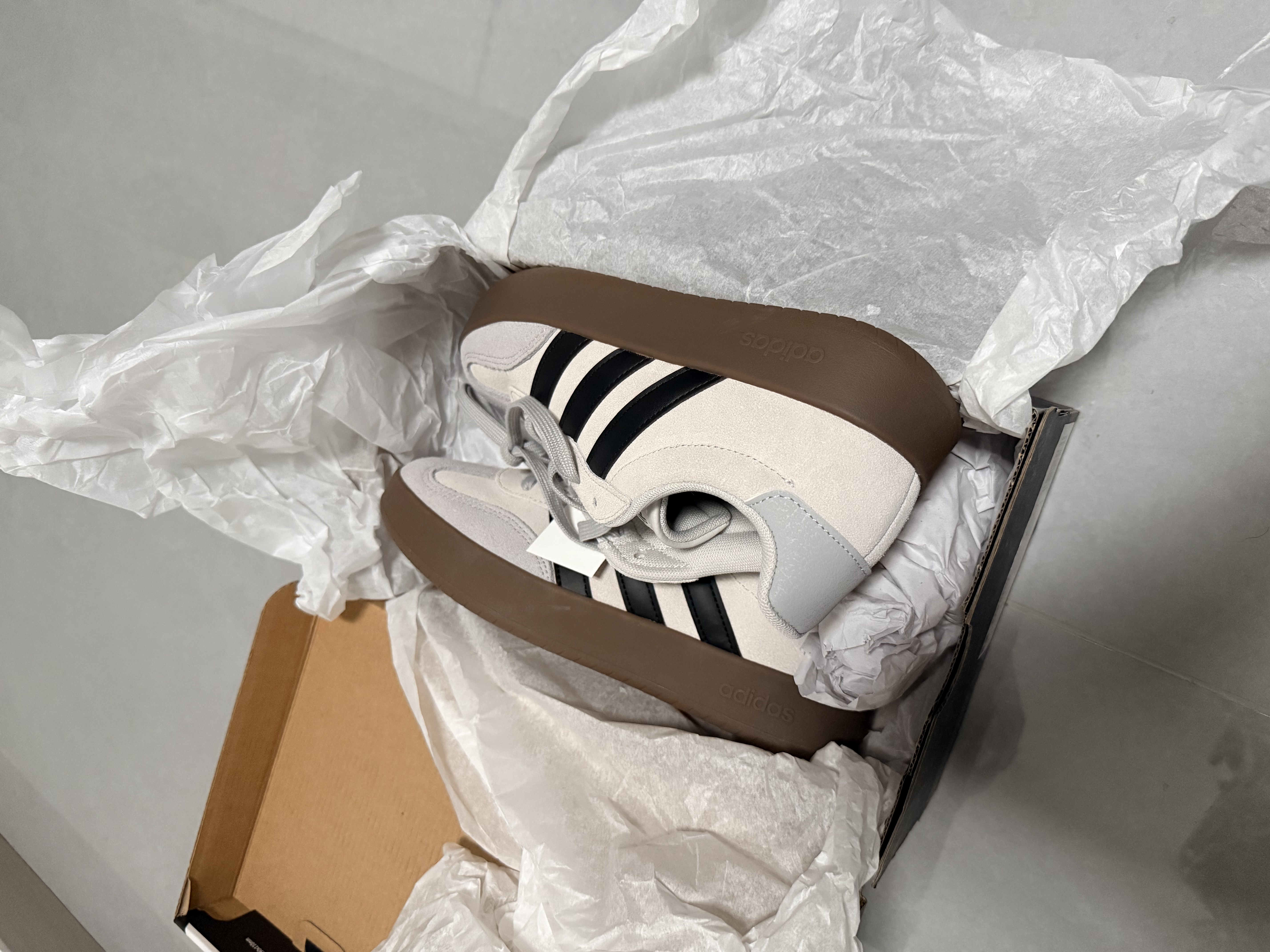 adidas「T头鞋」BARREDA休闲板鞋德训鞋男女阿迪达斯官方轻运动   灰色/黑色/树脂黄   39 实拍图