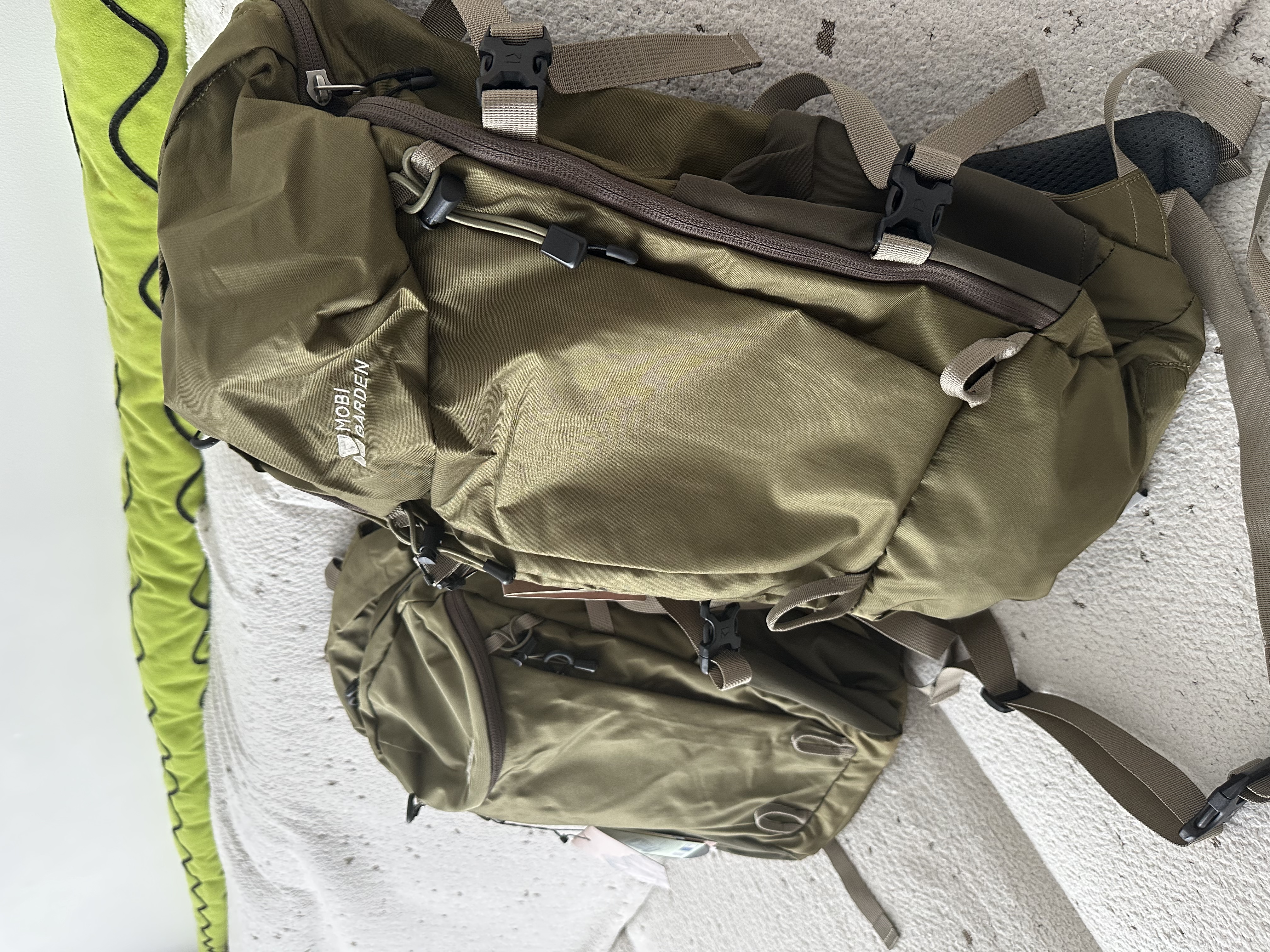 牧高笛（MOBIGARDEN）风影28L登山包 户外登山旅行轻便容量双肩背包 NX23664018 橄榄绿 实拍图