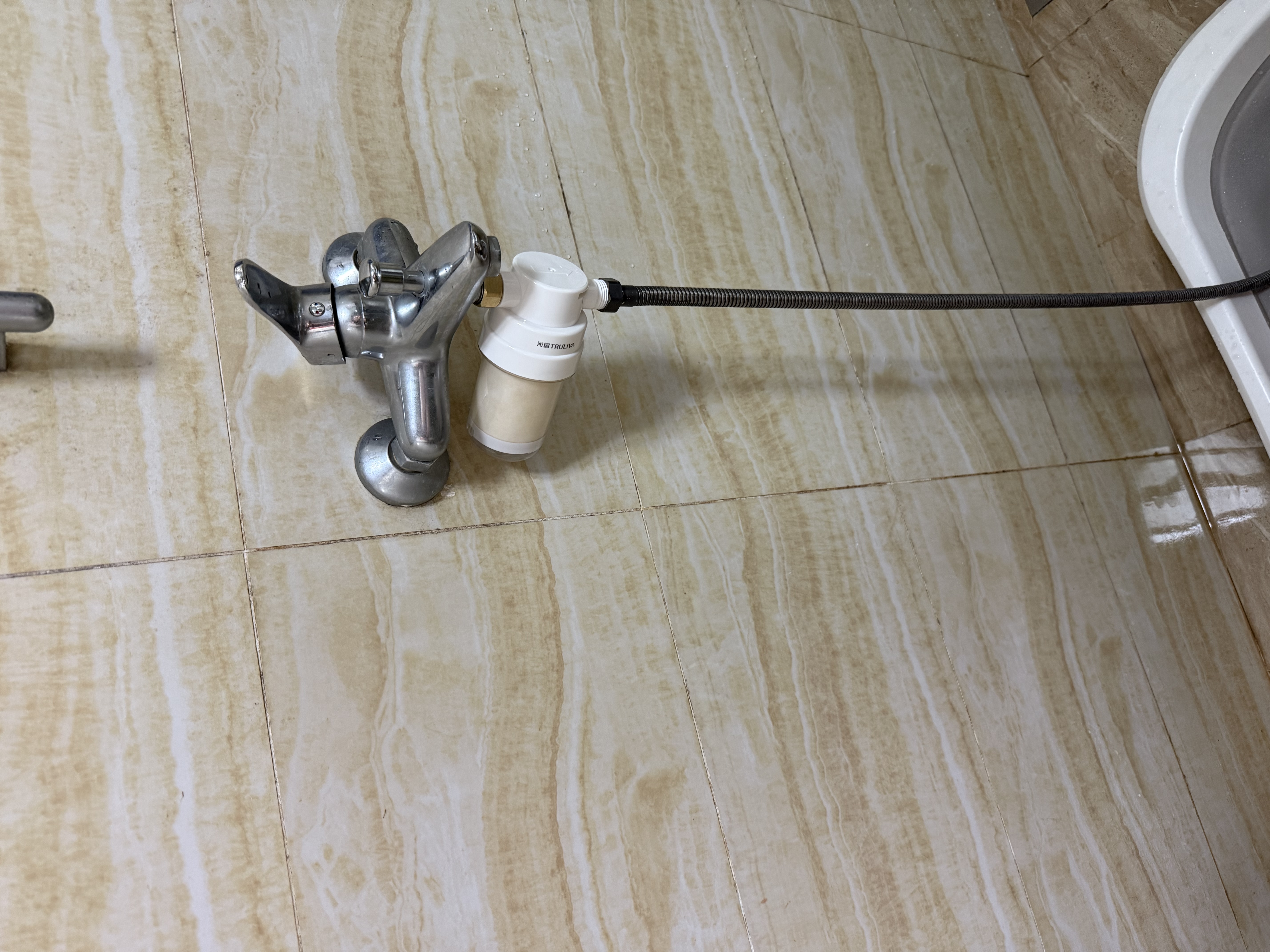 沁园（TRULIVA）花洒过滤器淋浴前置过滤器热水器洗澡水龙头过滤净水器PP棉除氯柔肤护发减少水垢自来水过滤器 升级款-除氯去味-过滤杂质【一机一芯】 实拍图