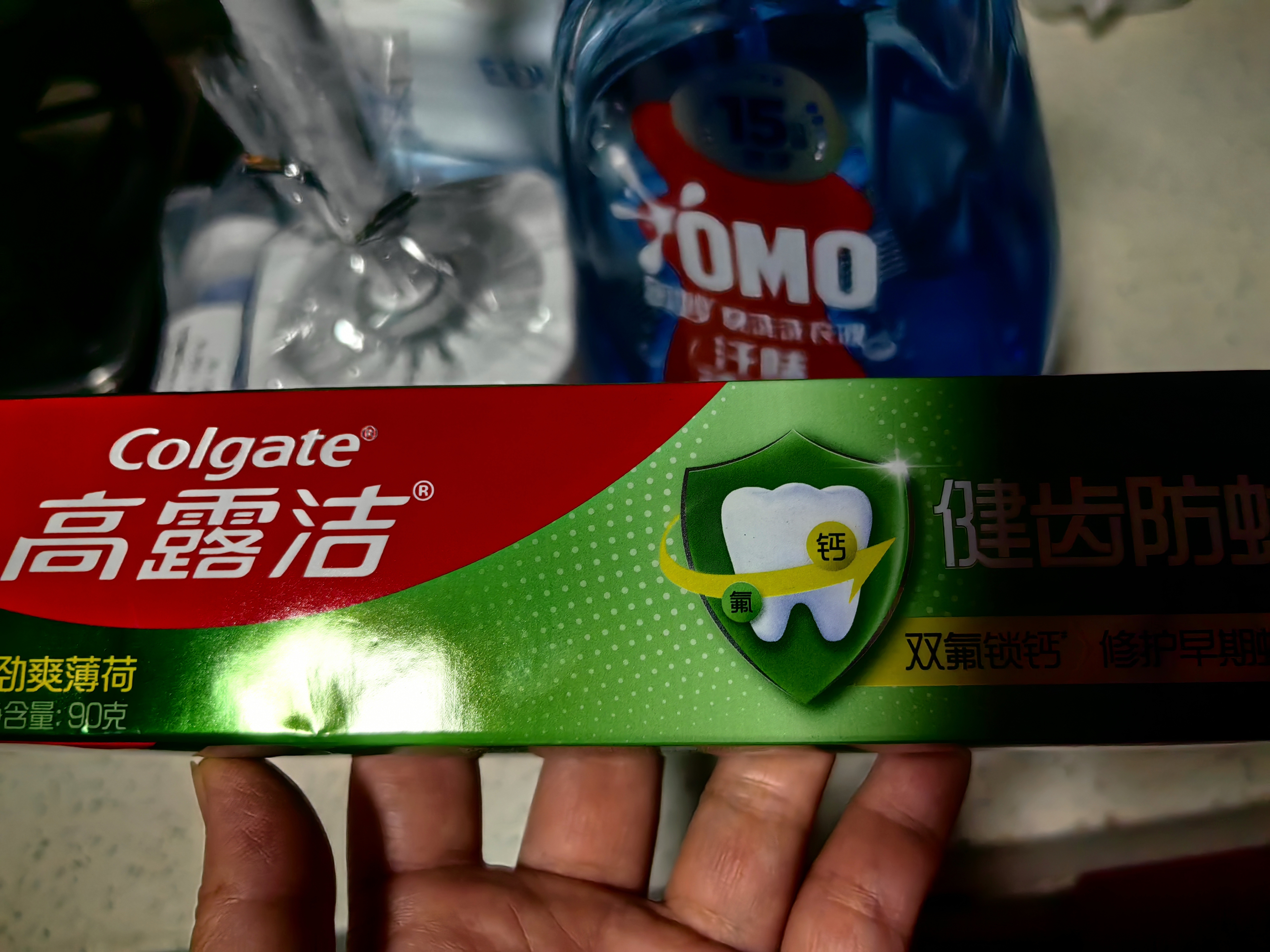高露洁（Colgate）全面防蛀超爽薄荷味牙膏90g 强健牙釉质清新口气除口臭成人牙膏 实拍图