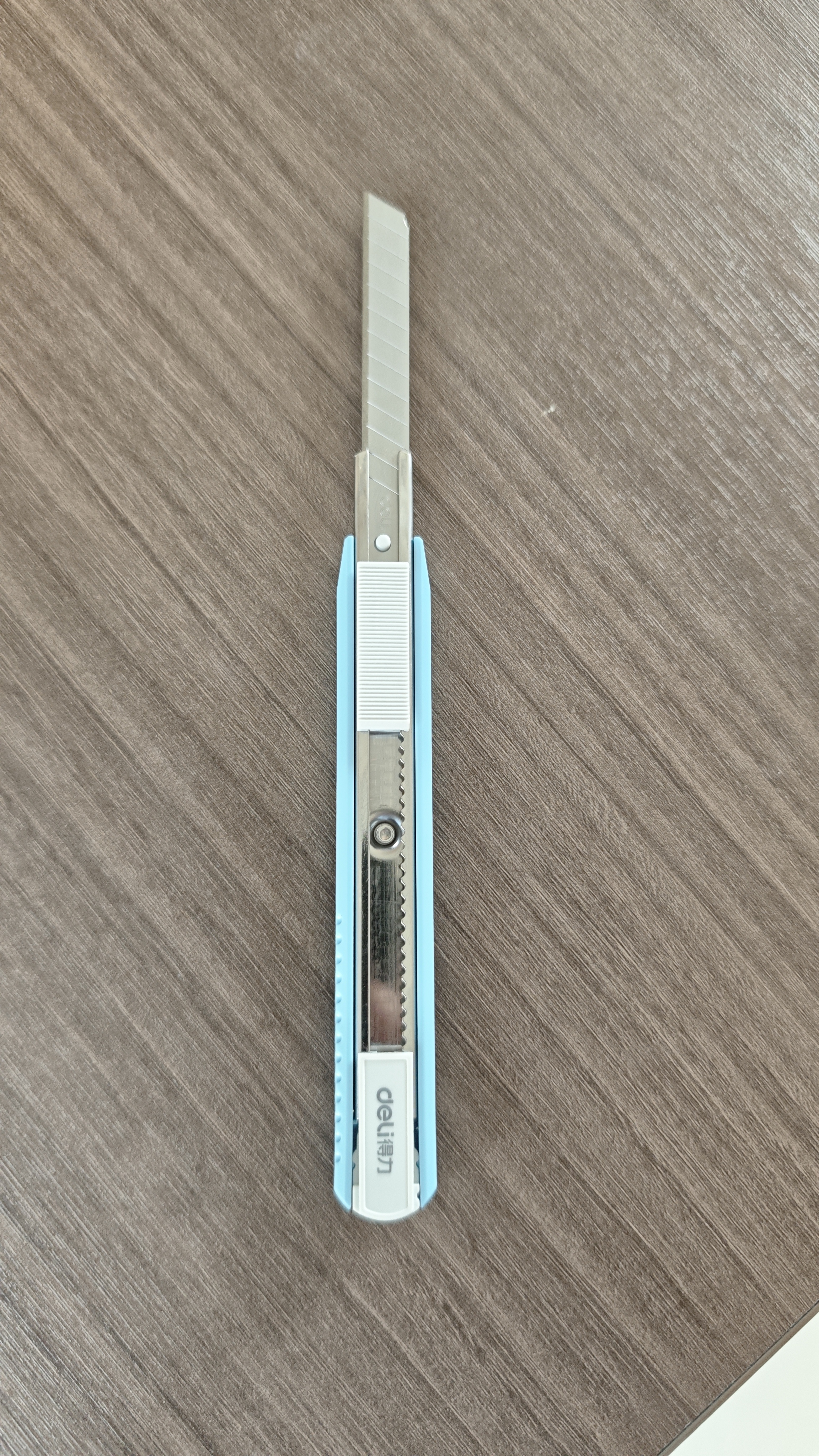 得力小号美工刀壁纸刀铝合金外壳快递刀开箱刀裁纸刀9mm简约办公用品 2086 浅蓝 实拍图