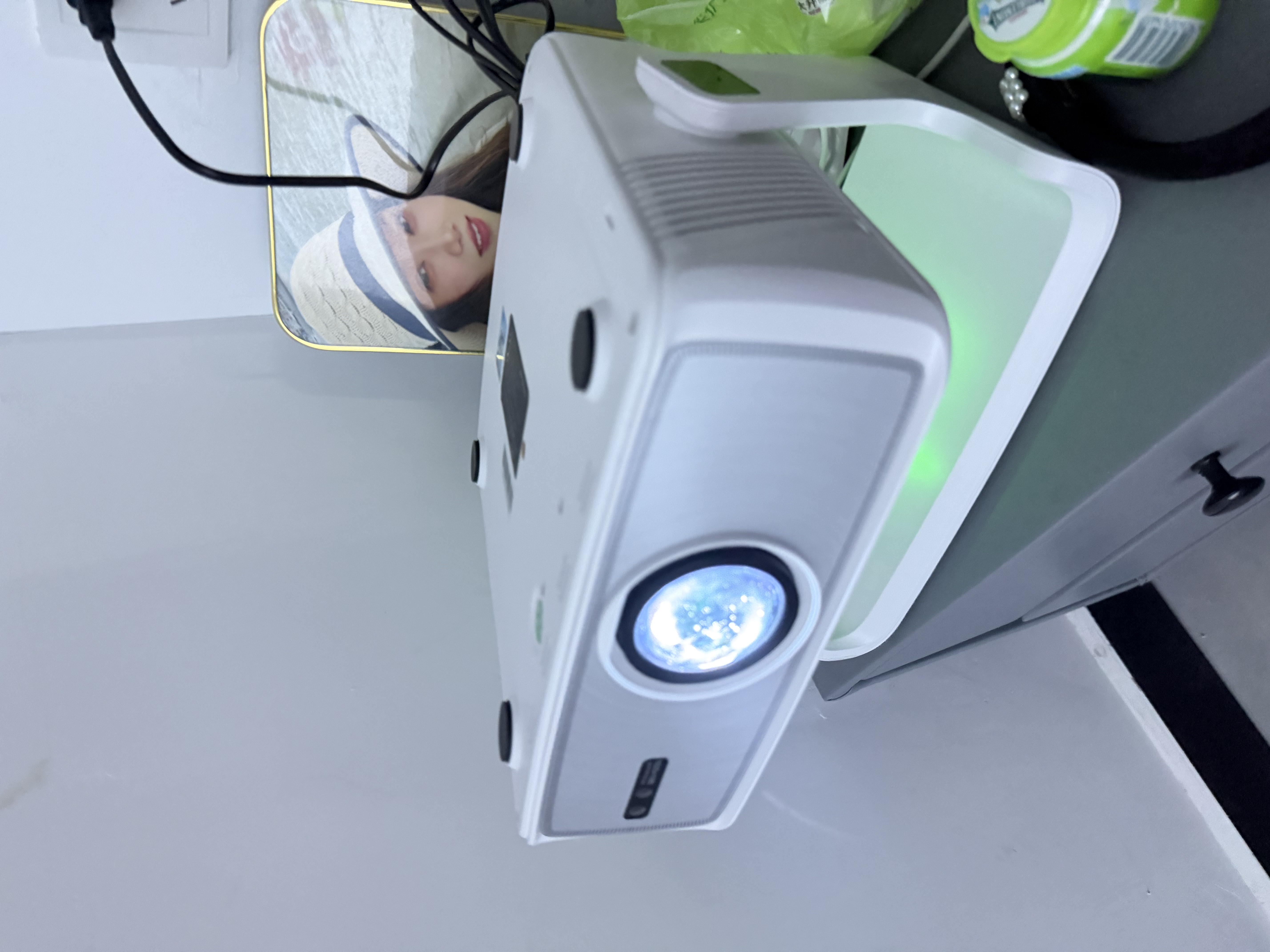夏新（Amoi）【610lm高亮认证】B5 投影仪家用高清投影机卧室手机电视（1080P画质 光学自动对焦 ) 实拍图
