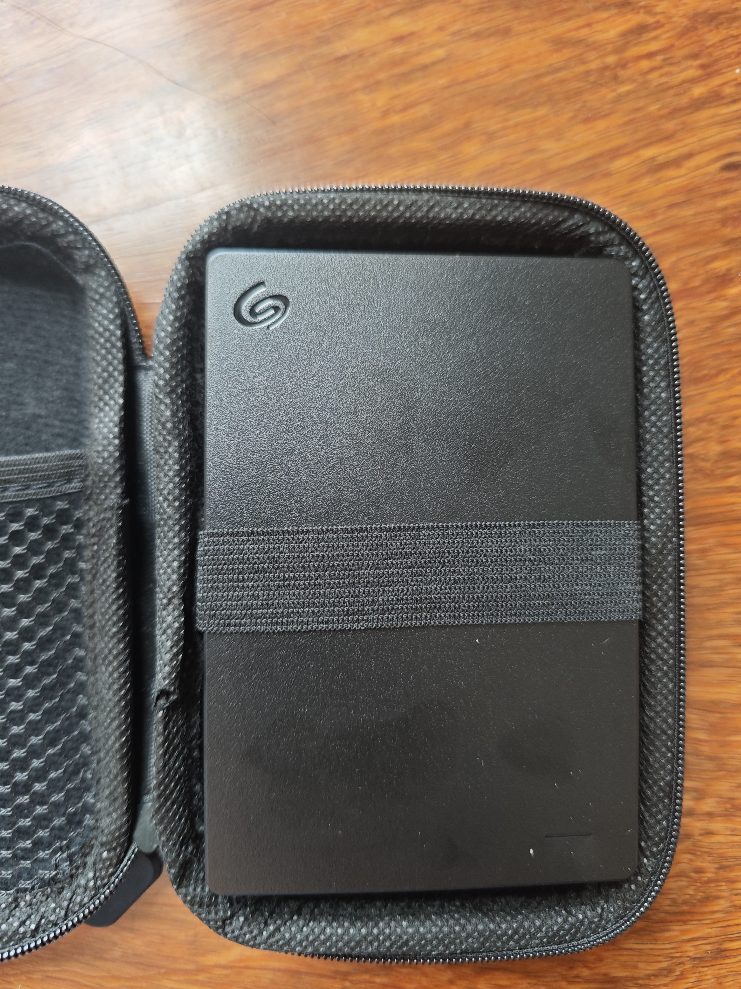 希捷（SEAGATE） 移动硬盘 简系列套装版 USB3.0 2.5英寸 高速便携机械硬盘 兼容WIN MAC PS4 【简】暗夜黑色 硬盘包套装版 5TB 实拍图