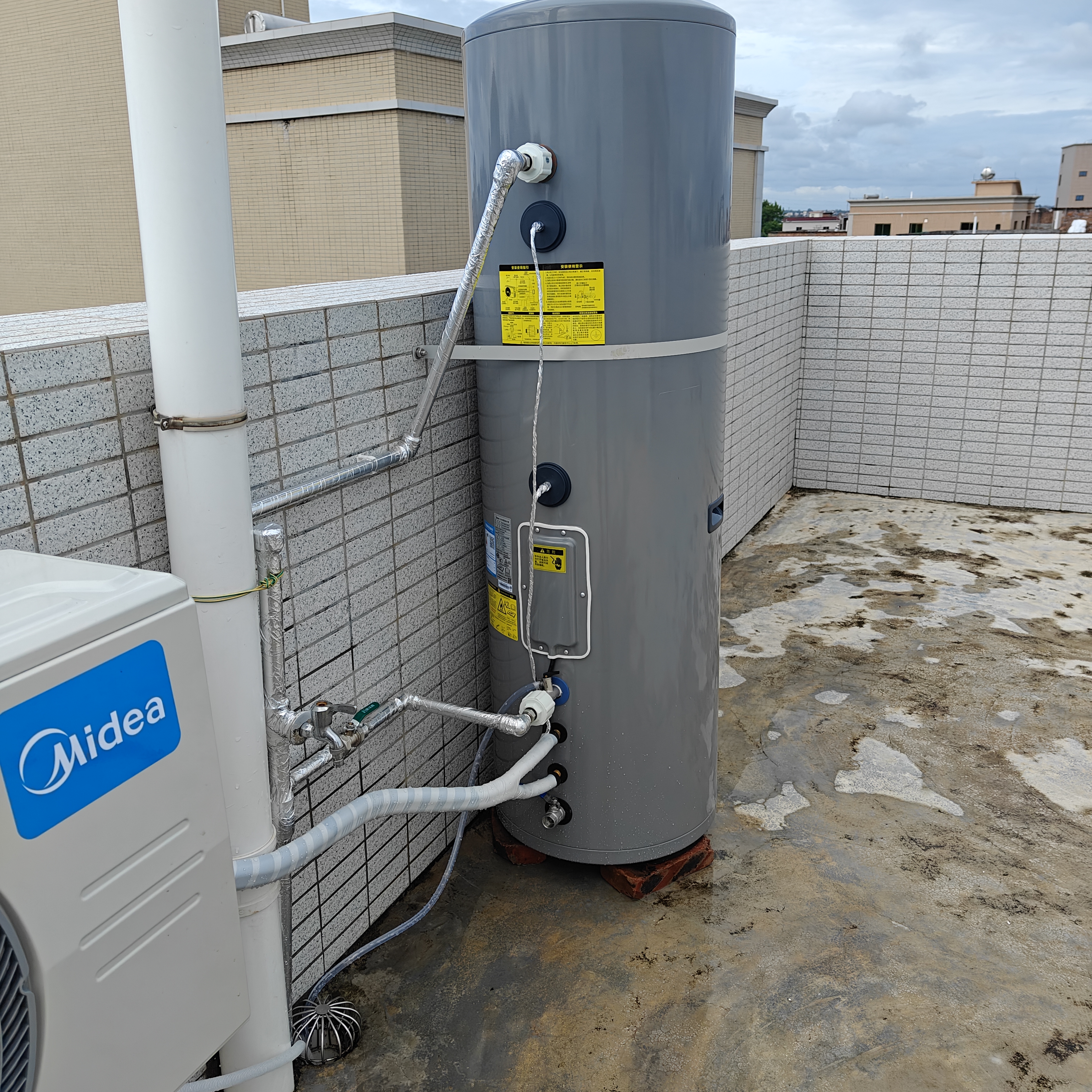 美的（Midea）天悦X1空气能热水器200升家用一级能效热泵电辅热PLSX-200(33)/DN8-B(E1)（支持鸿蒙智联） 实拍图