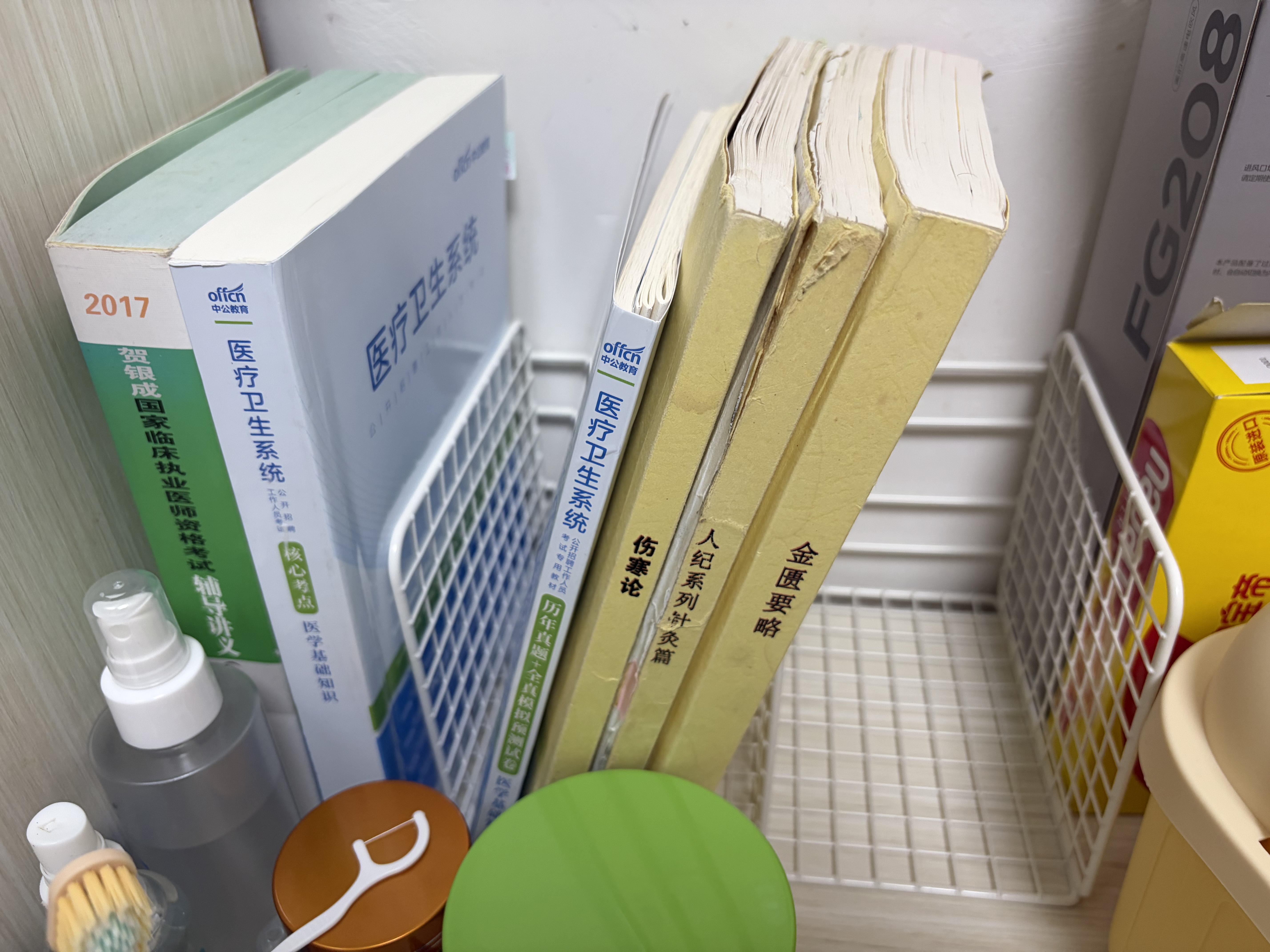 得力（deli）金属桌面书立架 防锈铁线 办公桌文件架置物架 桌面收纳架/盒/书架 TB100白 实拍图