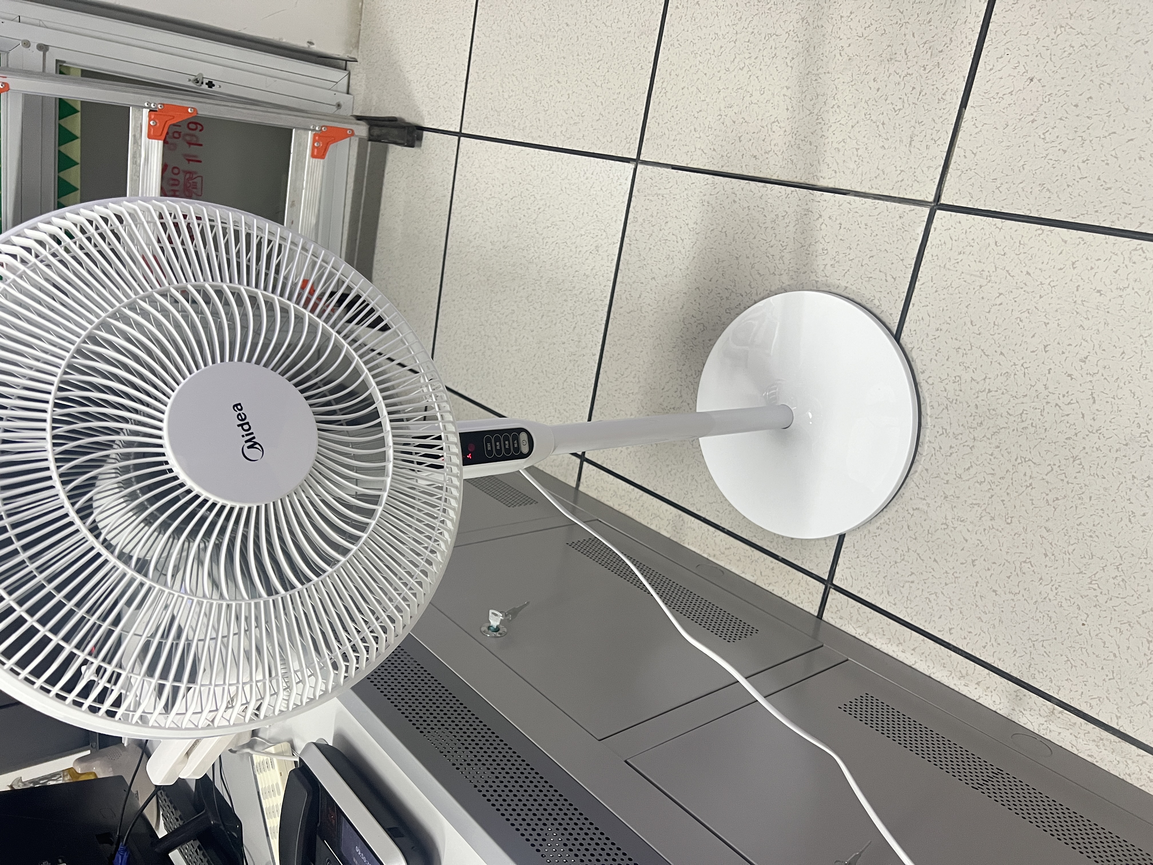 美的（Midea）电风扇落地扇家用大风量 远距离强风轻音送凉电扇 立式落地风扇家用卧室客厅办公桌面加高加大飓风 【白色遥控】7h定时 实拍图