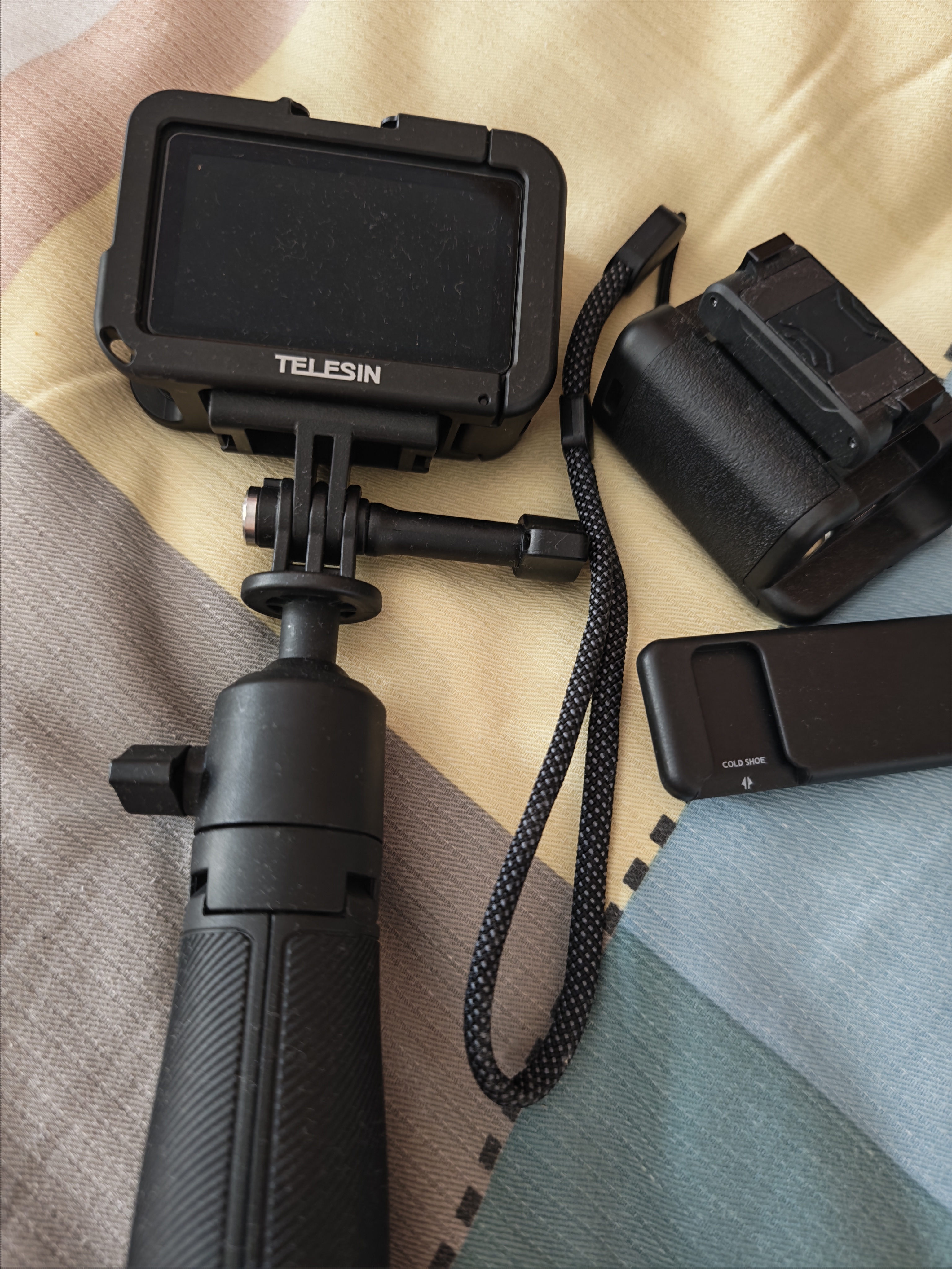 TELESIN(泰迅)轻羽街拍套装适配大疆action5pro/4/3街拍神器运动相机摄影手柄 含陶炭黑超轻兔笼套装 实拍图