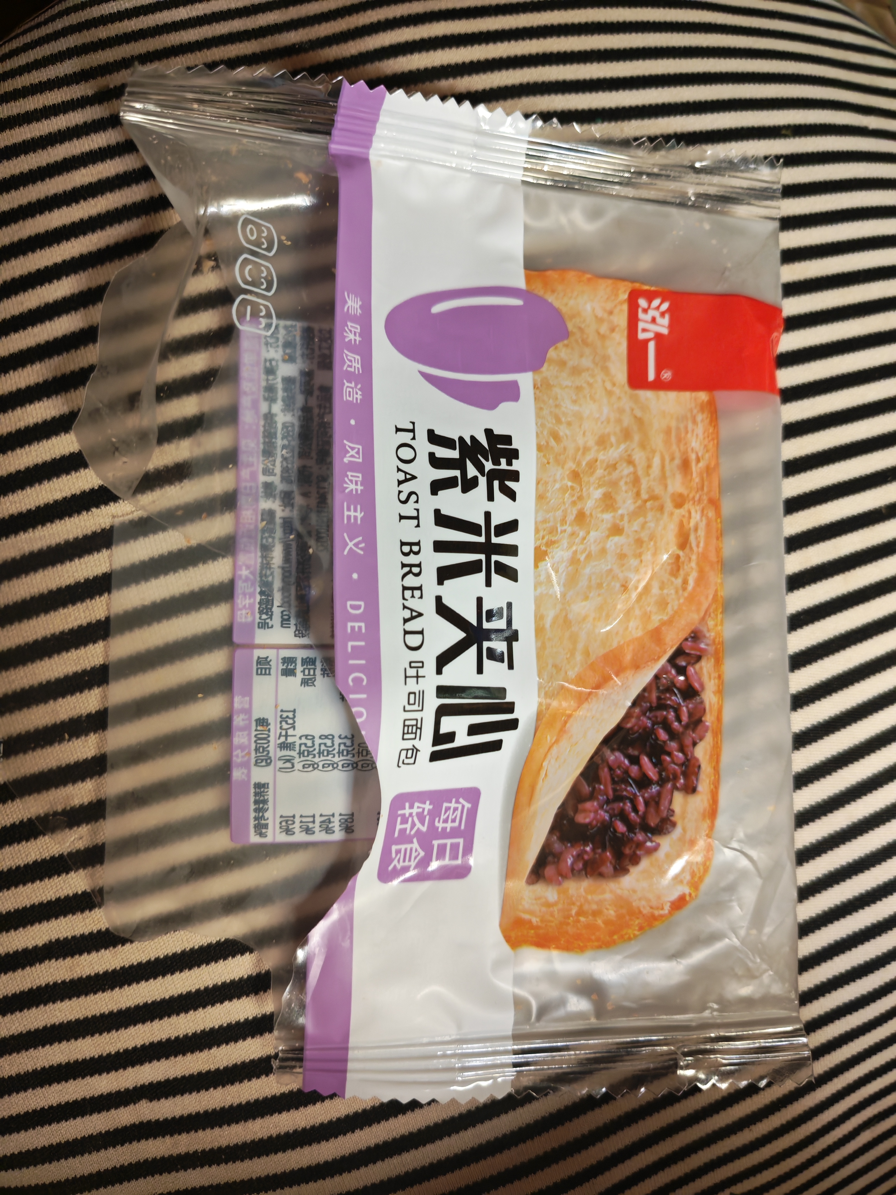 泓一紫米夹心面包 营养早餐面包零食吐司代餐饱腹下午茶食品400g 实拍图
