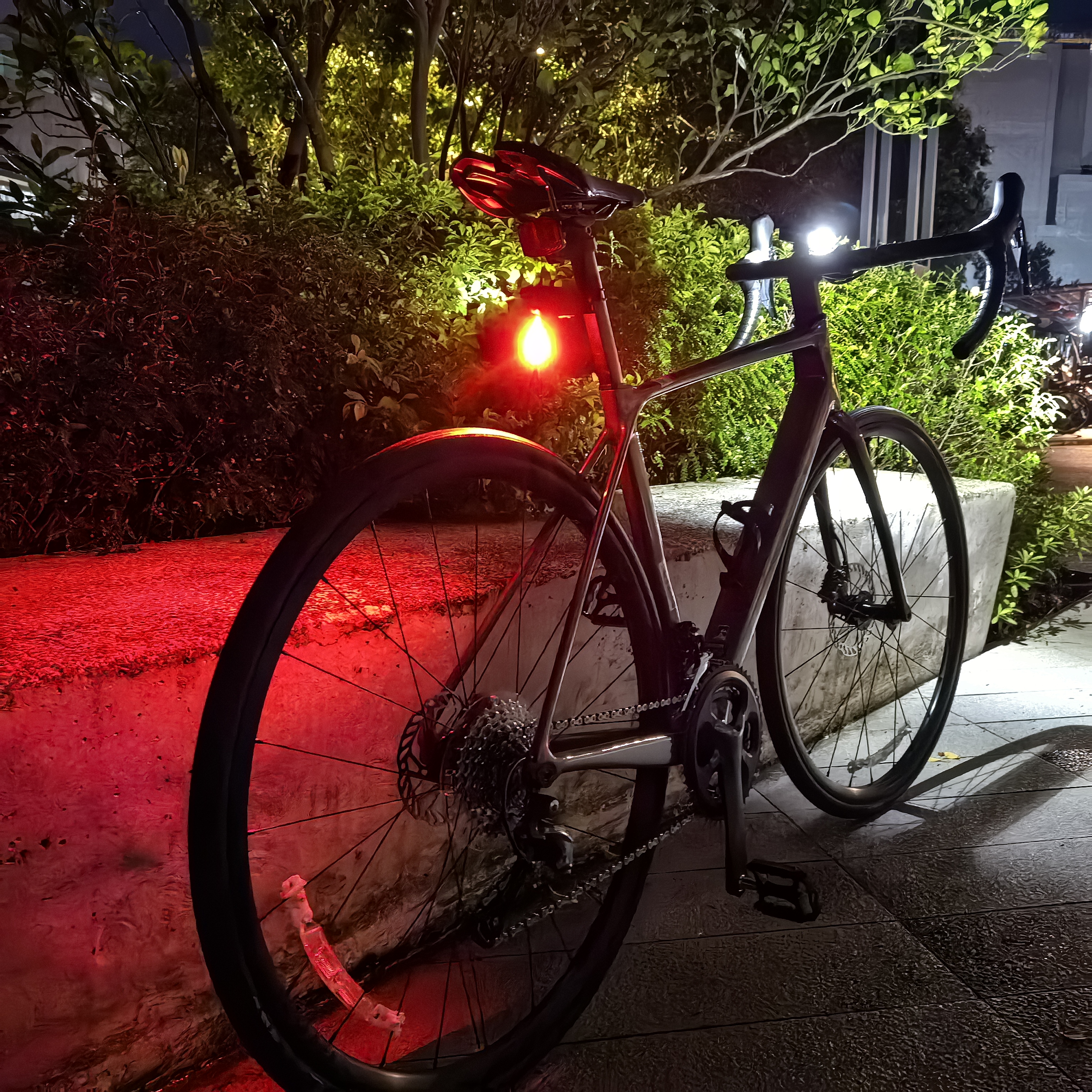 四万公里公路车自行车流水尾灯警示灯后座充电骑行装备山地车创意水滴尾灯 实拍图
