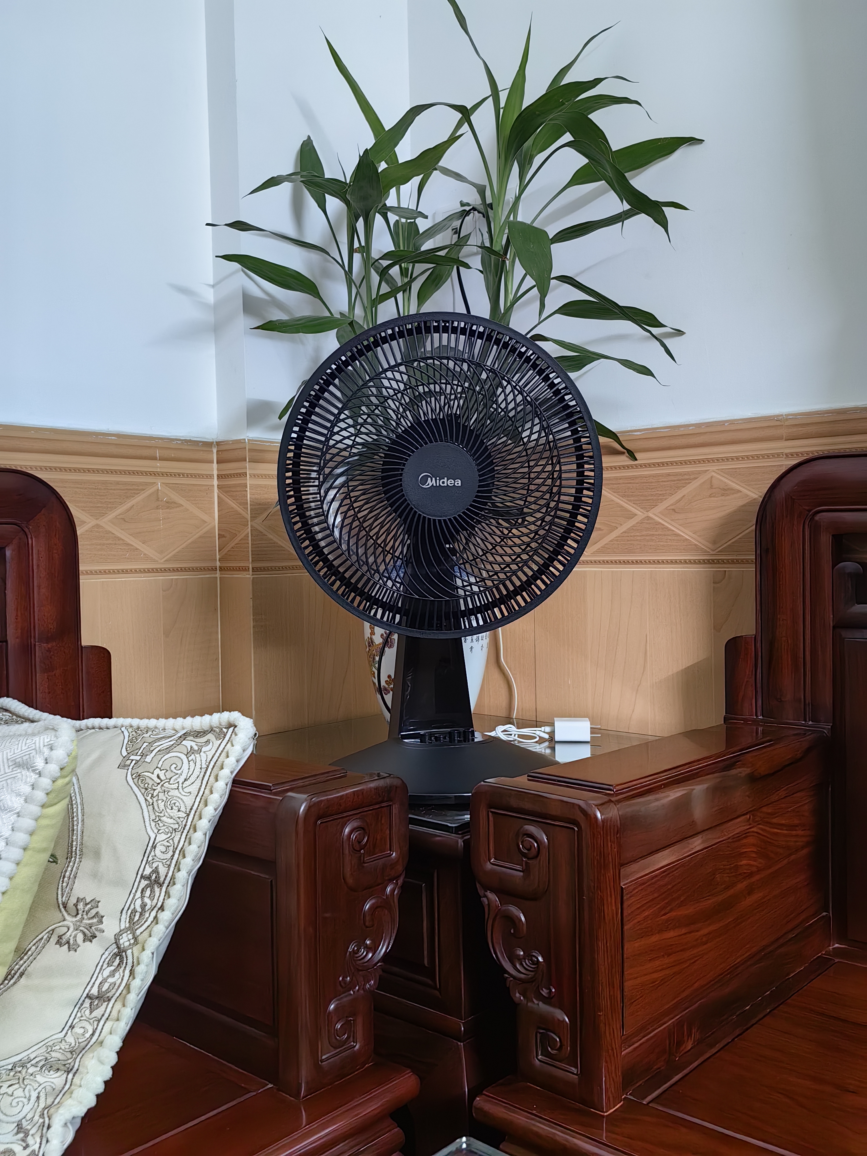 美的（Midea）台式电风扇七叶柔风轻音卧室宿舍广角远距交流定频台扇办公室桌面节能省电摇头小型电扇 FGAU30D 实拍图