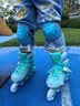 斯威（SWAY）轮滑鞋儿童溜冰鞋男女童初学套装中小学滑轮滑冰旱冰鞋成人直排轮 登绿八轮全闪+头盔护具+一体支架 M (适合6-12岁)平时鞋码31-36 实拍图