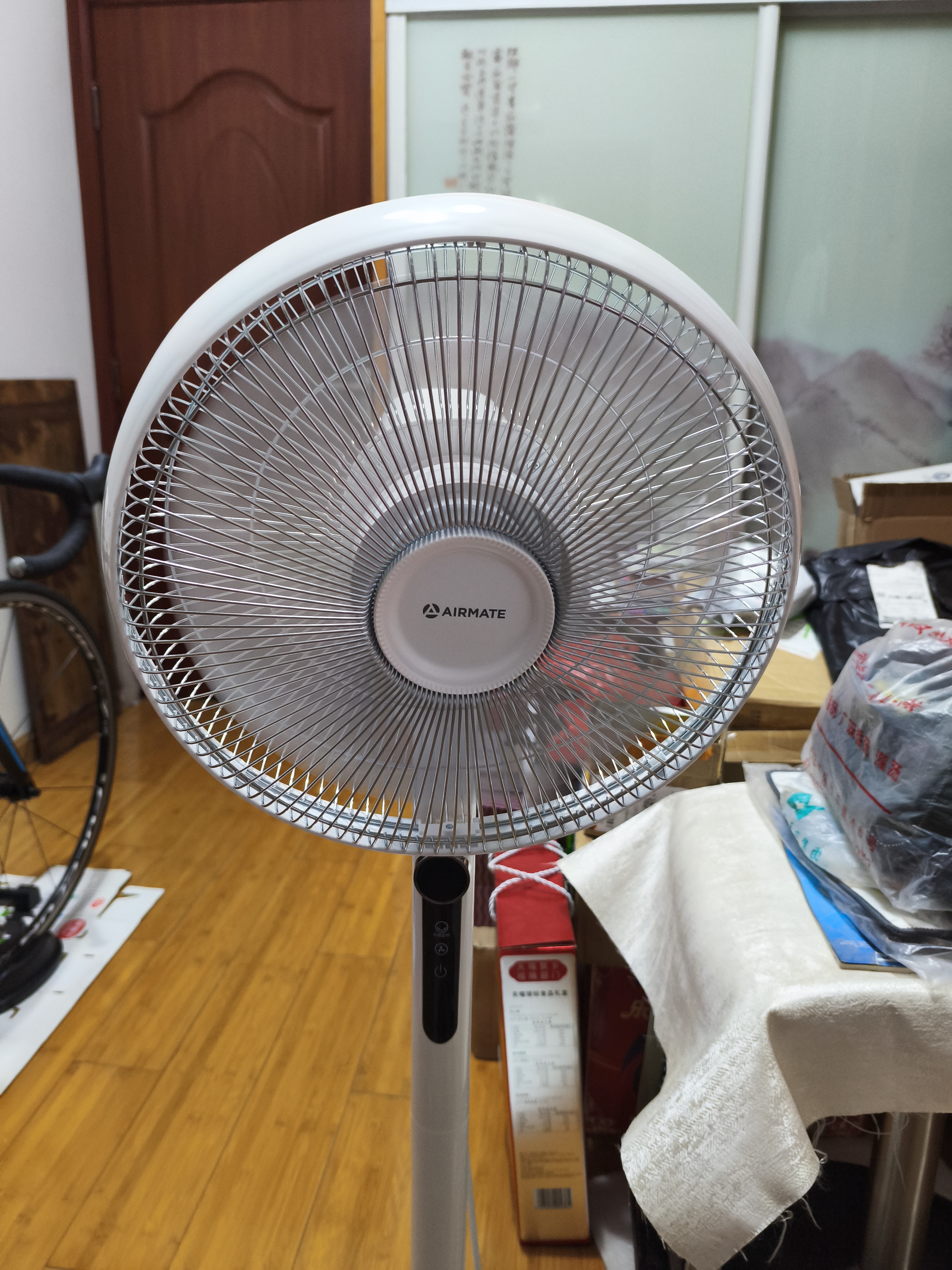 艾美特（AIRMATE）【随手停】电风扇落地扇家用大风力卧室安静轻音一级能效变频直流节能空气循环扇遥控语音立式风扇 实拍图