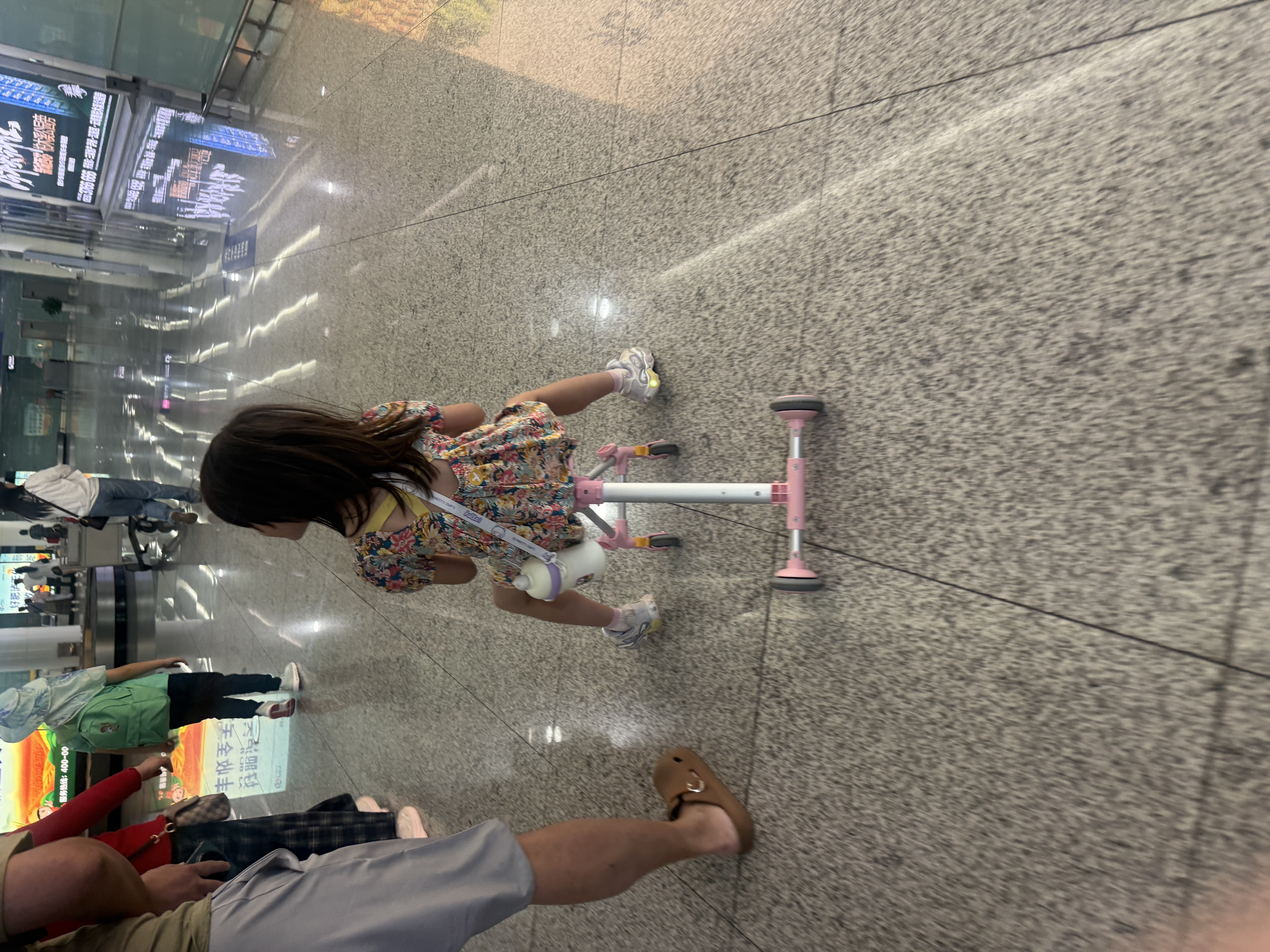 DULA儿童旅行箱代步神器带娃出游行李箱可坐骑行登机遛娃拉杆箱子 芽芽绿·尊享款·带护栏【可扩容+可拆卸+带刹车】 20英寸 【可手提登机】 实拍图