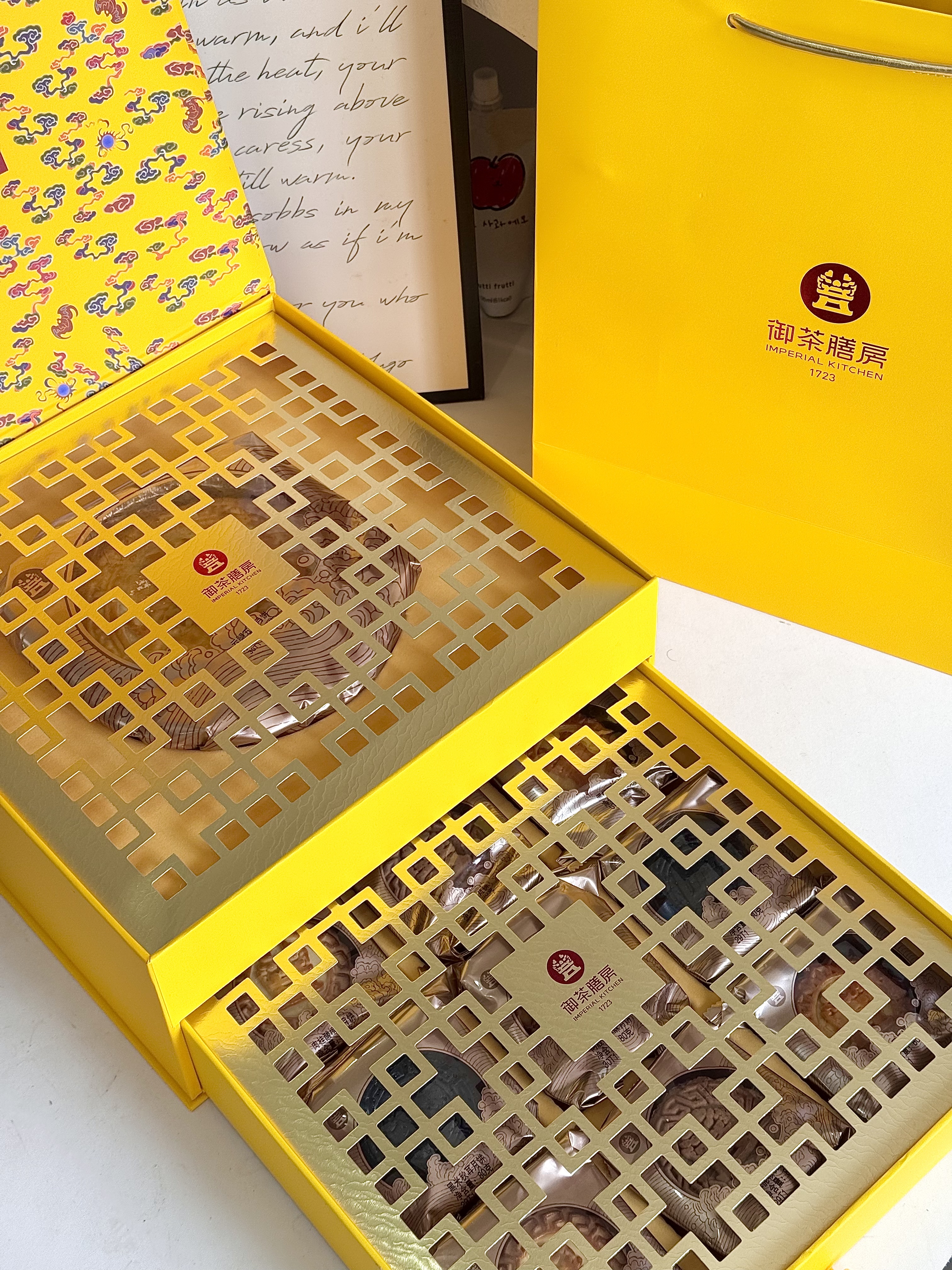 御茶膳房月饼礼盒中秋节高端送礼品高档礼物广式莲蓉蛋黄黑松露五仁1320g 实拍图