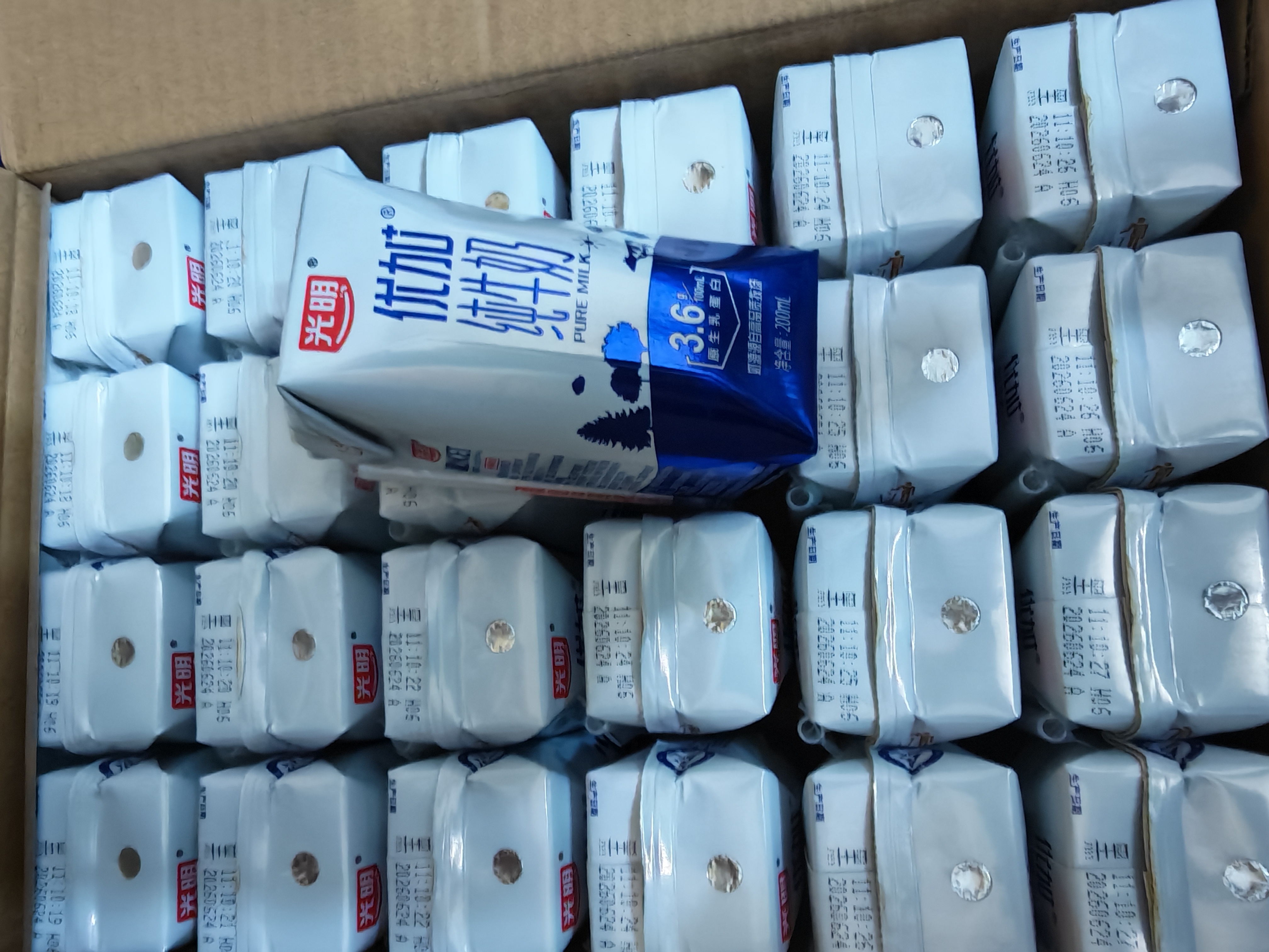 光明优加纯牛奶200ml*24盒 钻石装3.6g乳蛋白早餐奶整箱送礼京东自营 实拍图