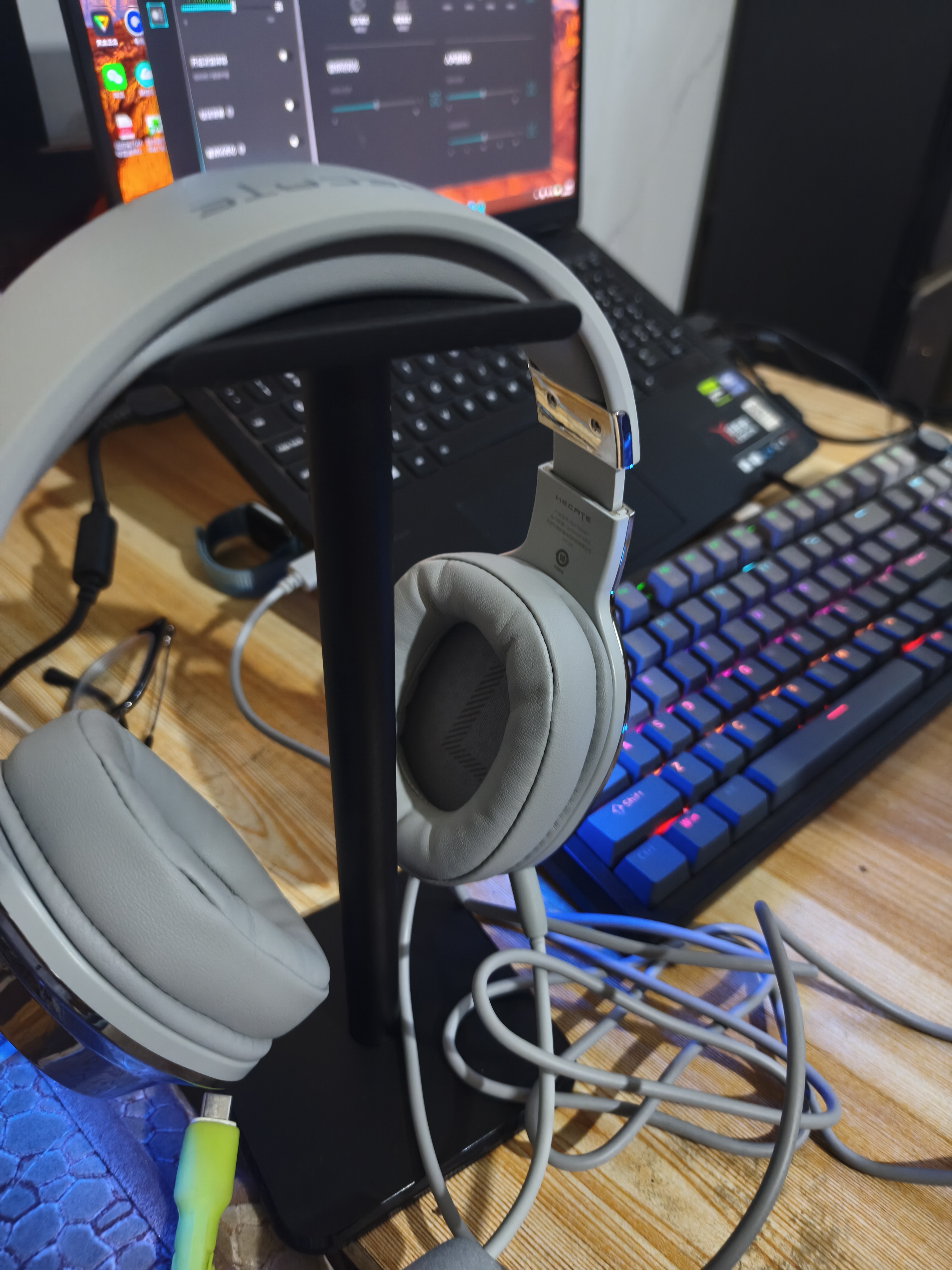漫步者（EDIFIER）HECATE G2 Pro USB7.1声道深渊灯游戏耳机电竞耳麦头戴式有线电脑麦克风FPS吃鸡三角洲耳机时空银 实拍图
