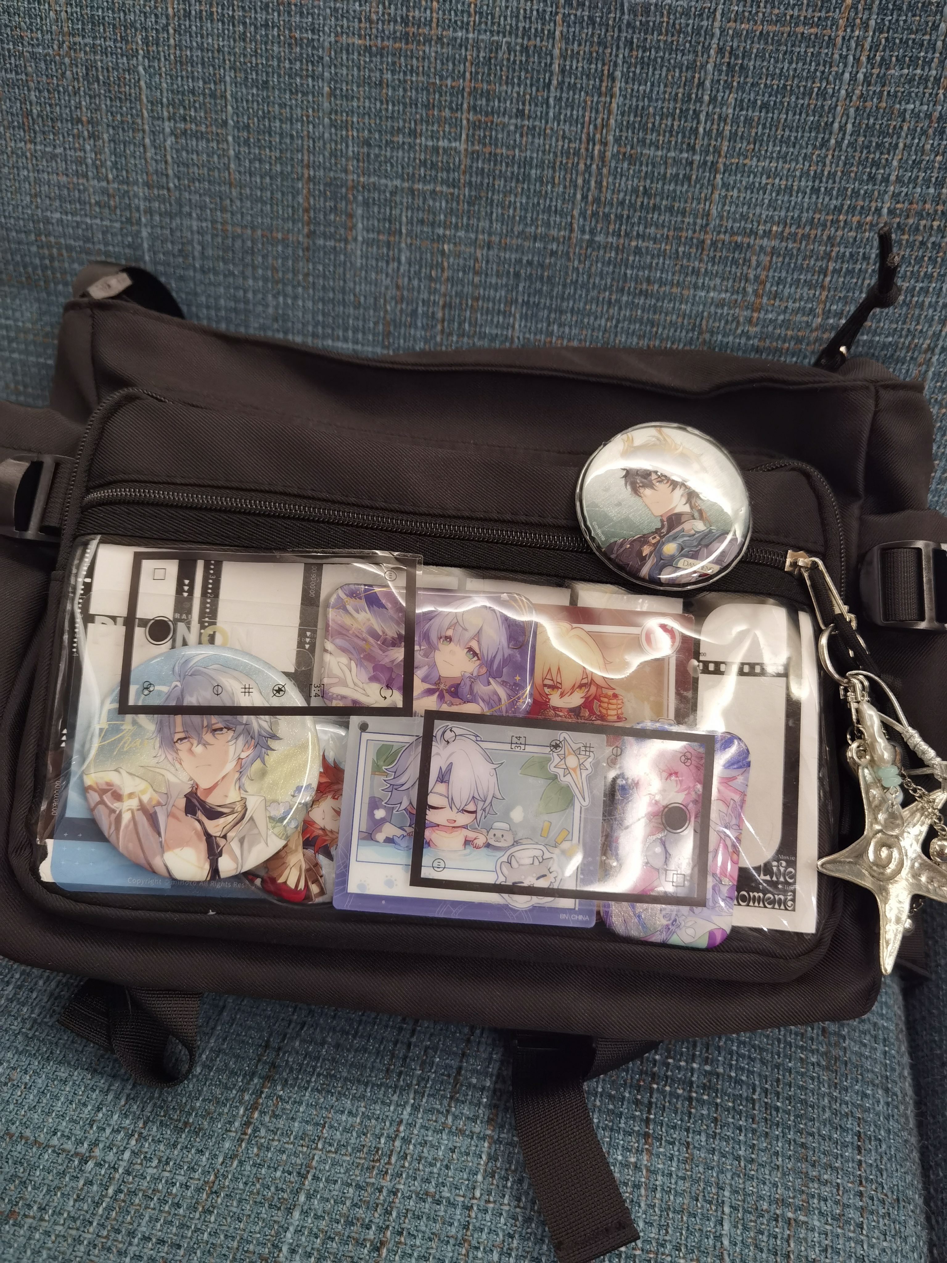 回力（Warrior）工装百搭邮差包男生中学生上课单肩背包大容量二次元痛包斜挎包女 黑色【大容量/可放A4课本】 实拍图