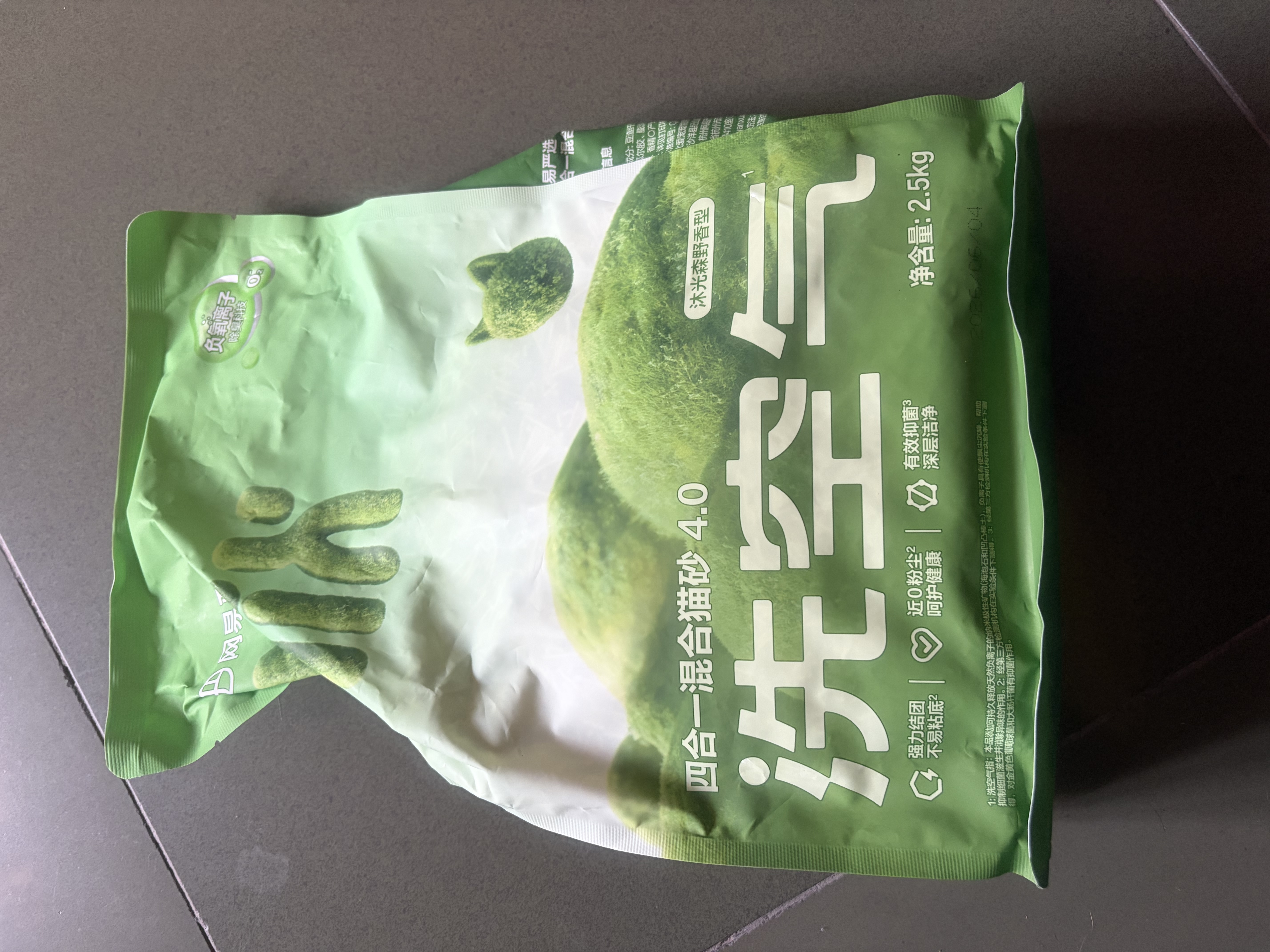 网易严选四合一植物混合猫砂负离子除臭膨润土豆腐木薯砂 沐光森野 2.5kg 实拍图