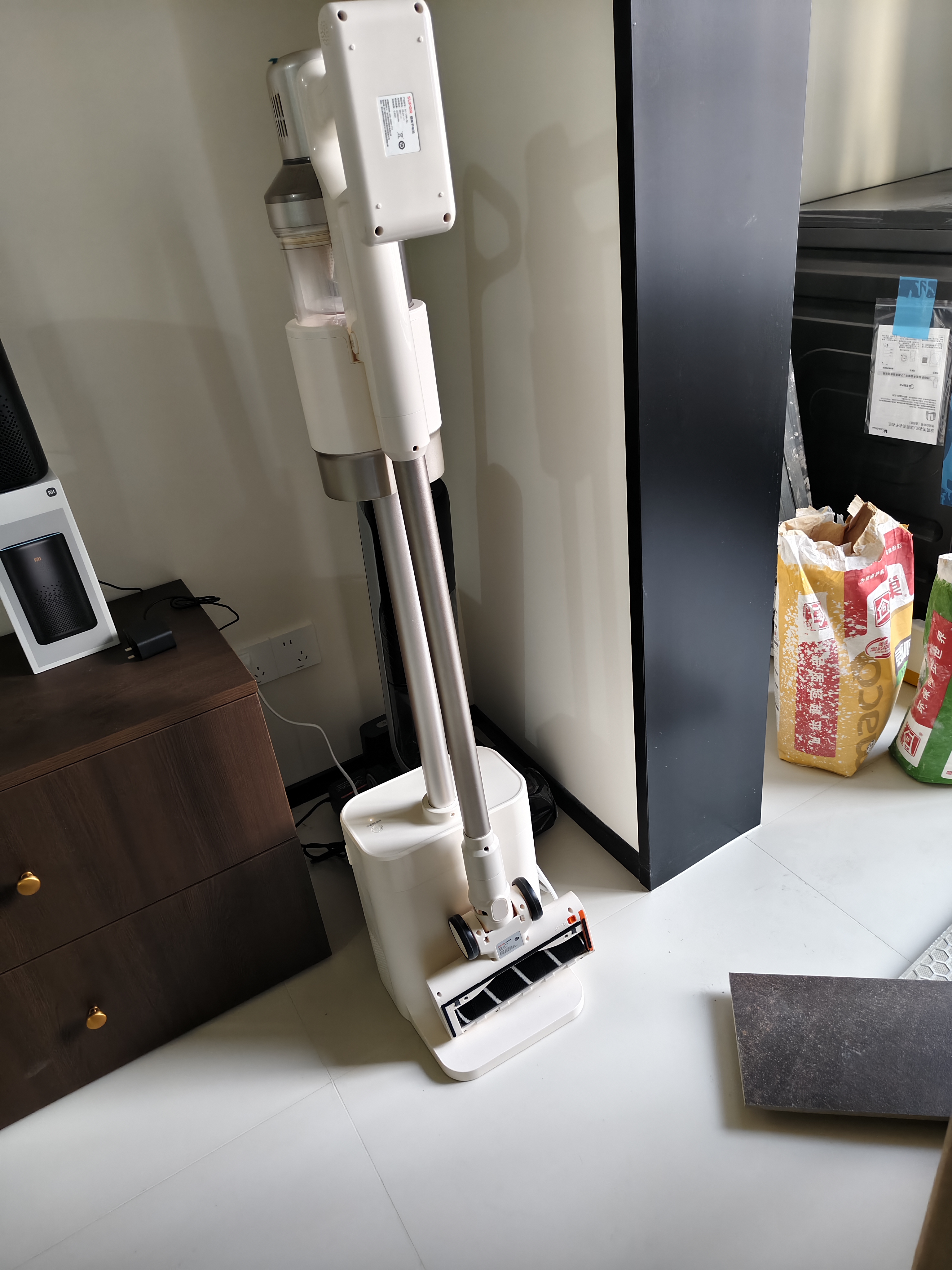 苏泊尔（SUPOR）吸尘器【除尘神器】智能自动集尘管家家用手持无线集尘基站大吸力绿光除螨双尘杯毛发防缠V96 实拍图
