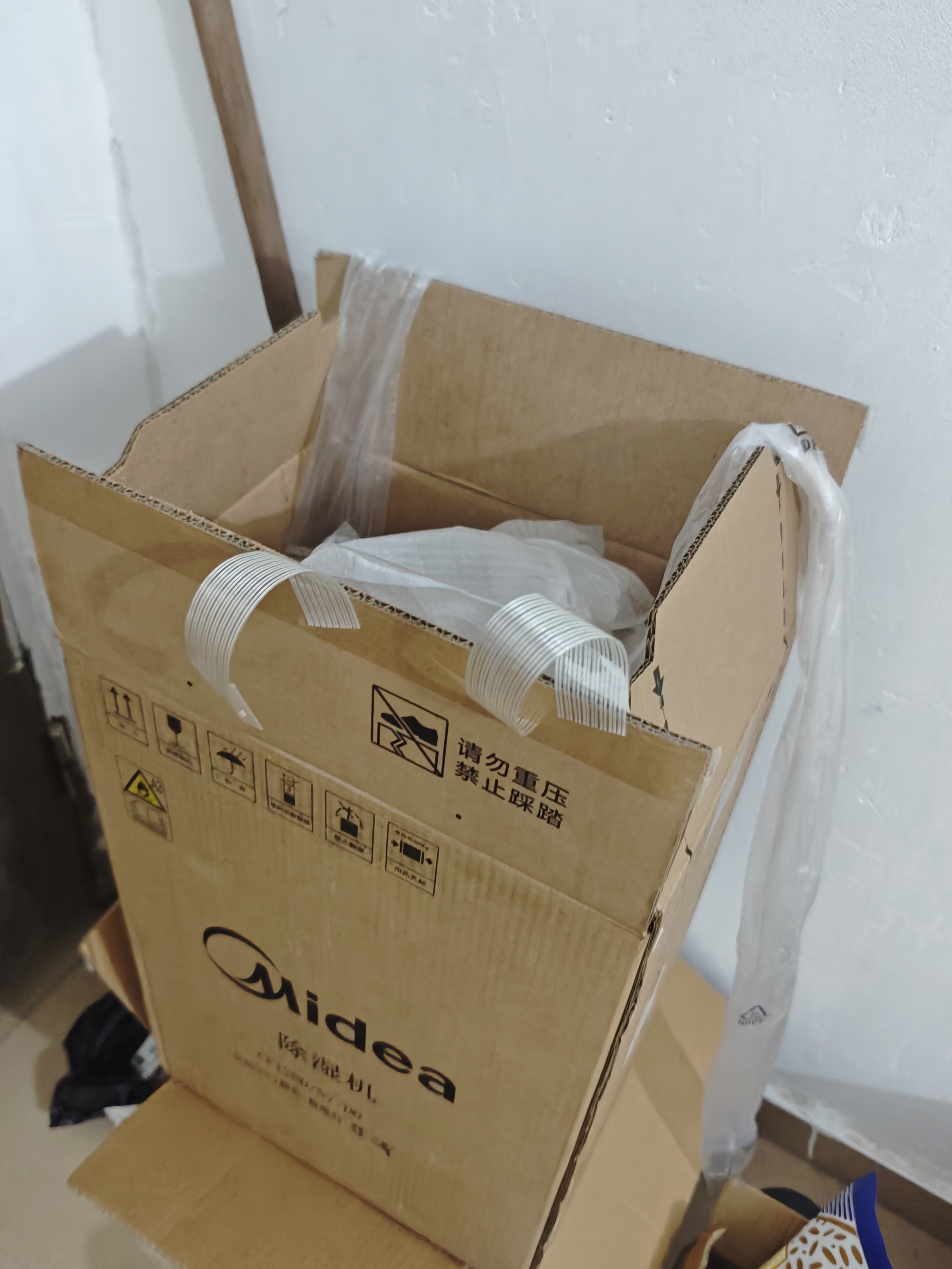 美的（Midea）除湿机/抽湿机12升/天 自营家用20㎡轻音小型回南天客厅卧室内防潮专用干衣吸湿器CF12BD/N7-DO 实拍图